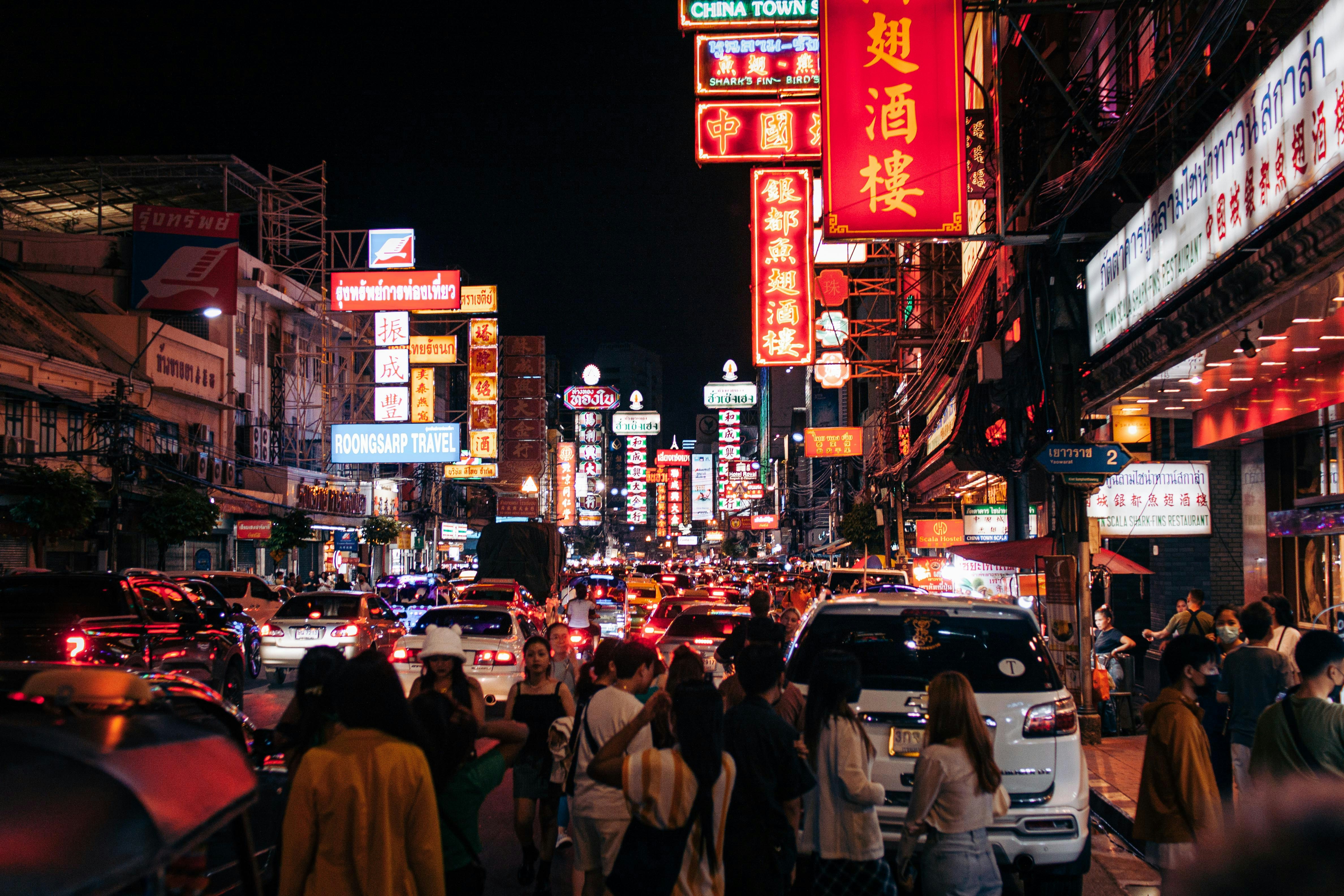 a busy city street filled with lots of traffic
