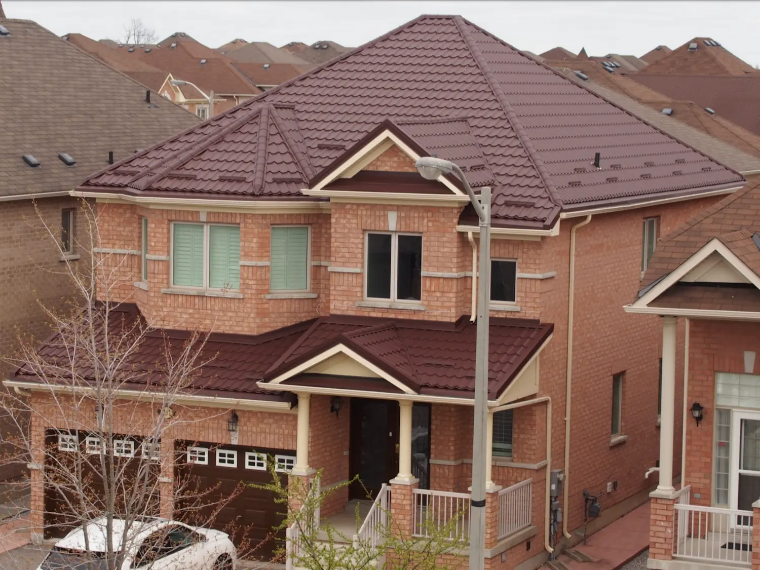 Vue aérienne d’une toiture métallique résidentielle installée dans le Grand Montréal