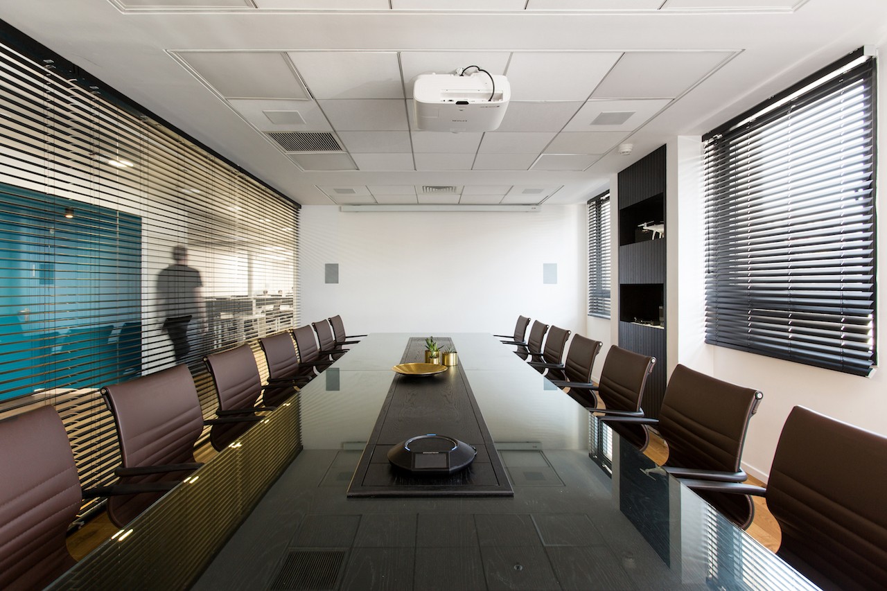 חדר ישיבות עם תקרה אקוסטית וריהוט בהתאמה אישית – עיצוב סביבת עבודה שקטה ונעימה