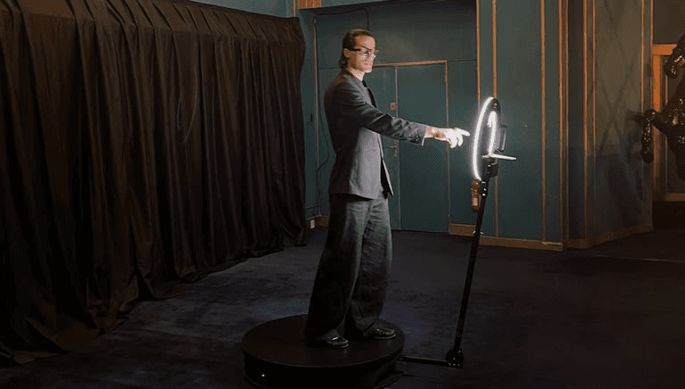 Participant sur une plateforme Spinner 360° en train d’être filmé en vidéo immersive