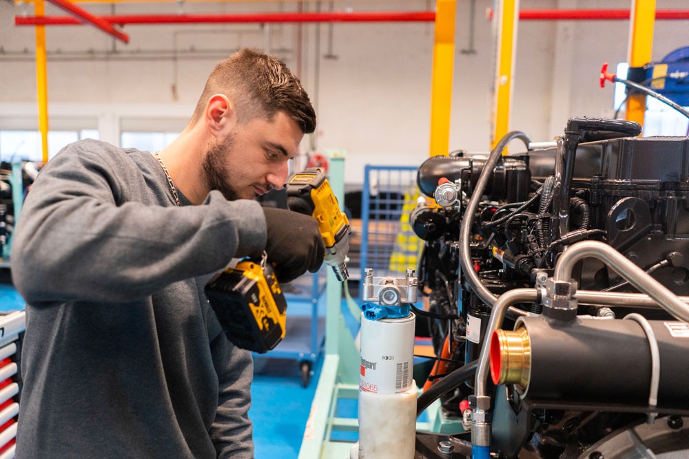 homme travaillant dans l'usine Texelis