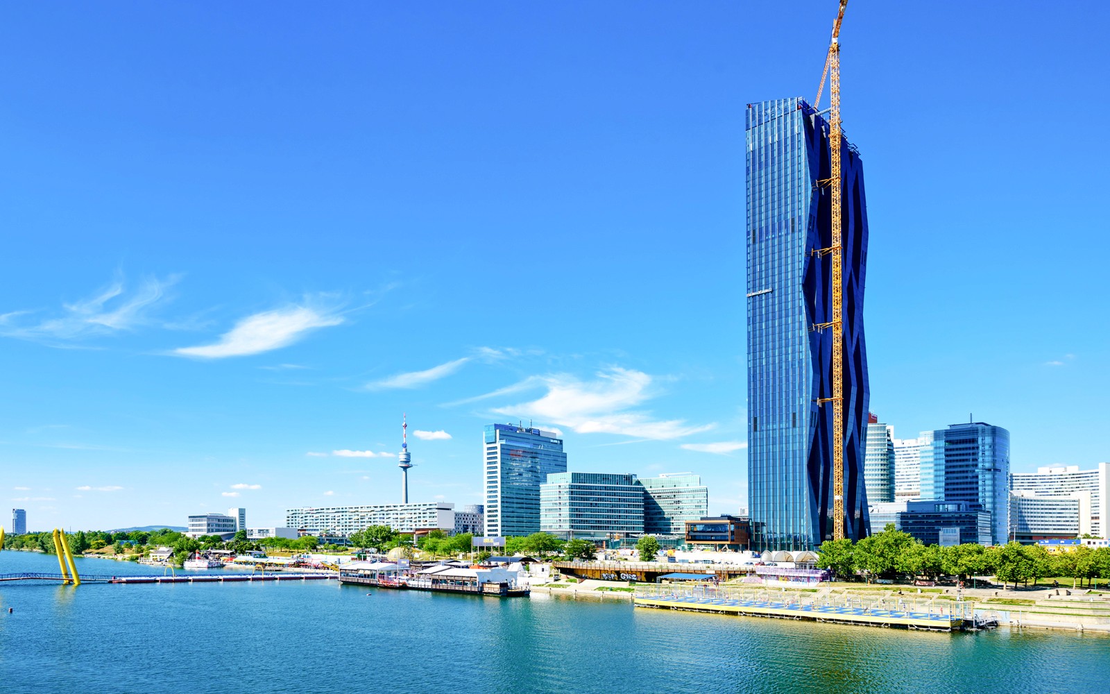 DC Tower 1 i Wien med omkringliggende bylandskab og flod.