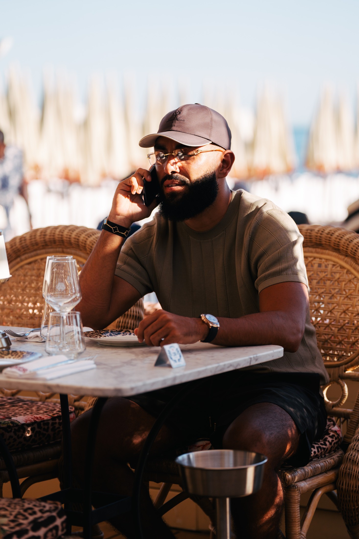 Jonathan au téléphone dans un restaurant à Cannes