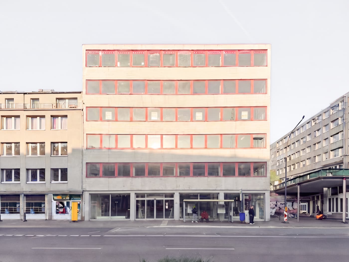 Isometrische Zeichnung eines Bauprojekts mit mehreren Gebäuden und markierten Strukturen in Rot