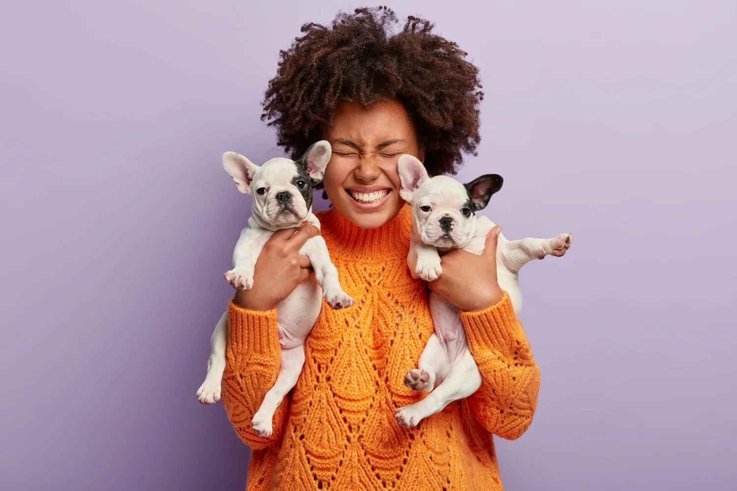 mulher segurando cachorro com expressão feliz