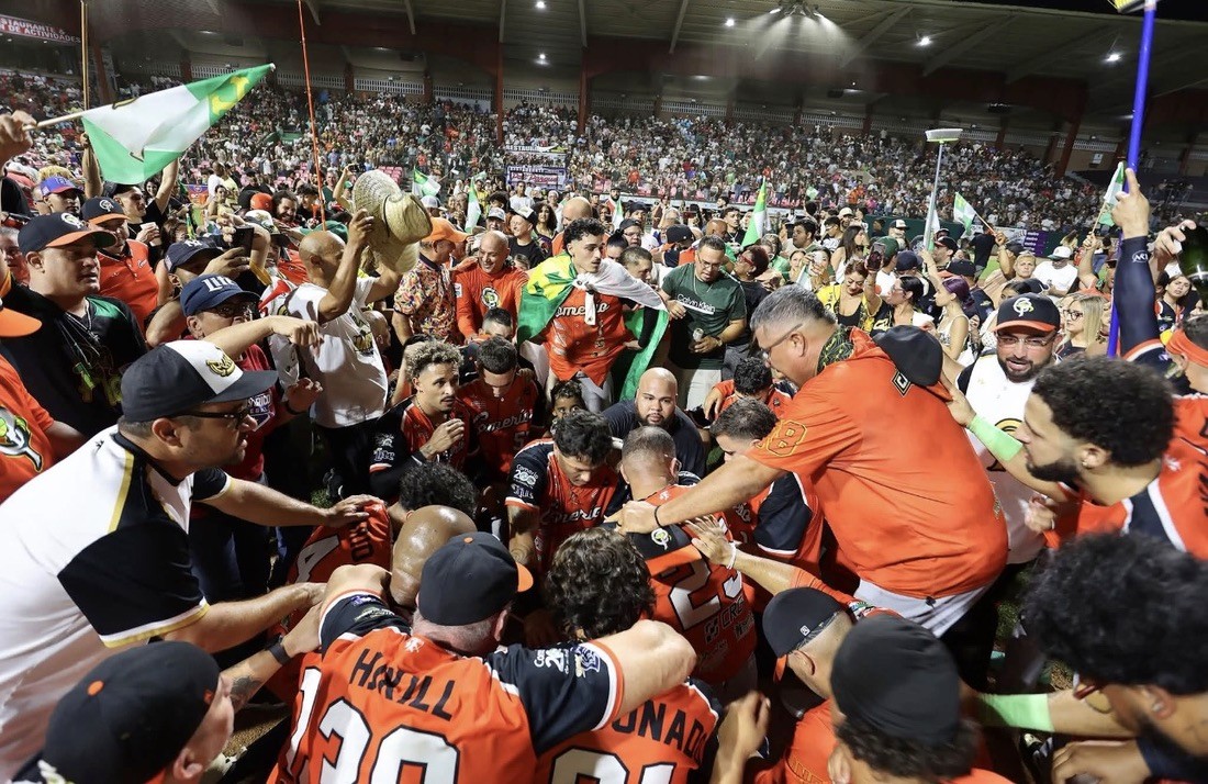 Pescadores del Plata de Comerío AA celebrate a championship with their community