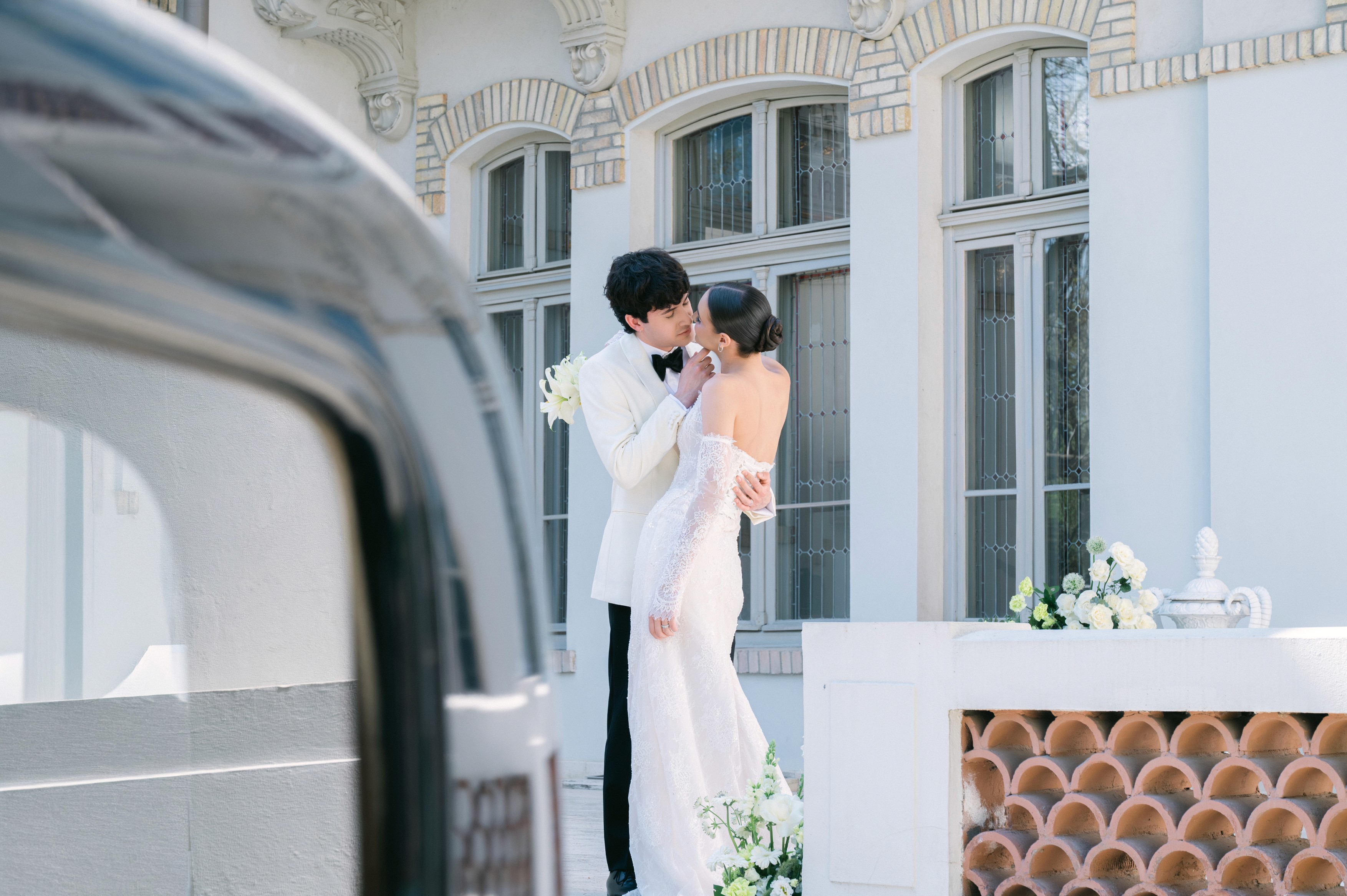miri lângă mașină în ziua nunții, cadru elegant de exterior, fotograf nuntă București