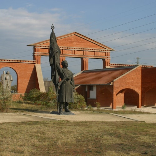 Una delle statue più iconiche di Memento Park, con l'altra metà lasciata nel centro città.