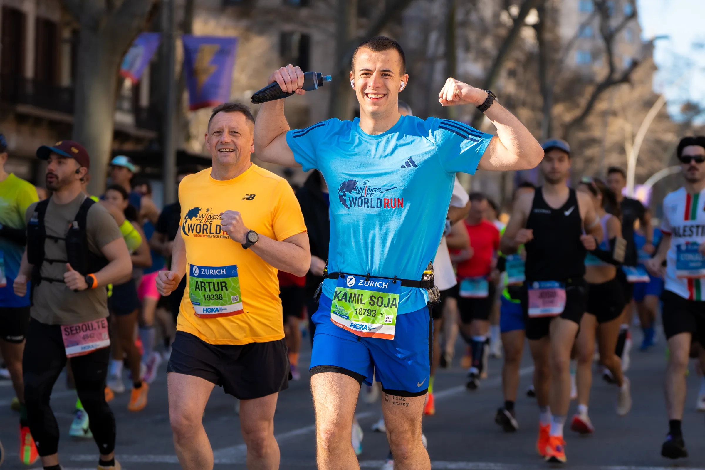 Kamil Soja Corredor cruzando punto emblemático de Barcelona en el Maratón 2026, foto de Nolan Pardo