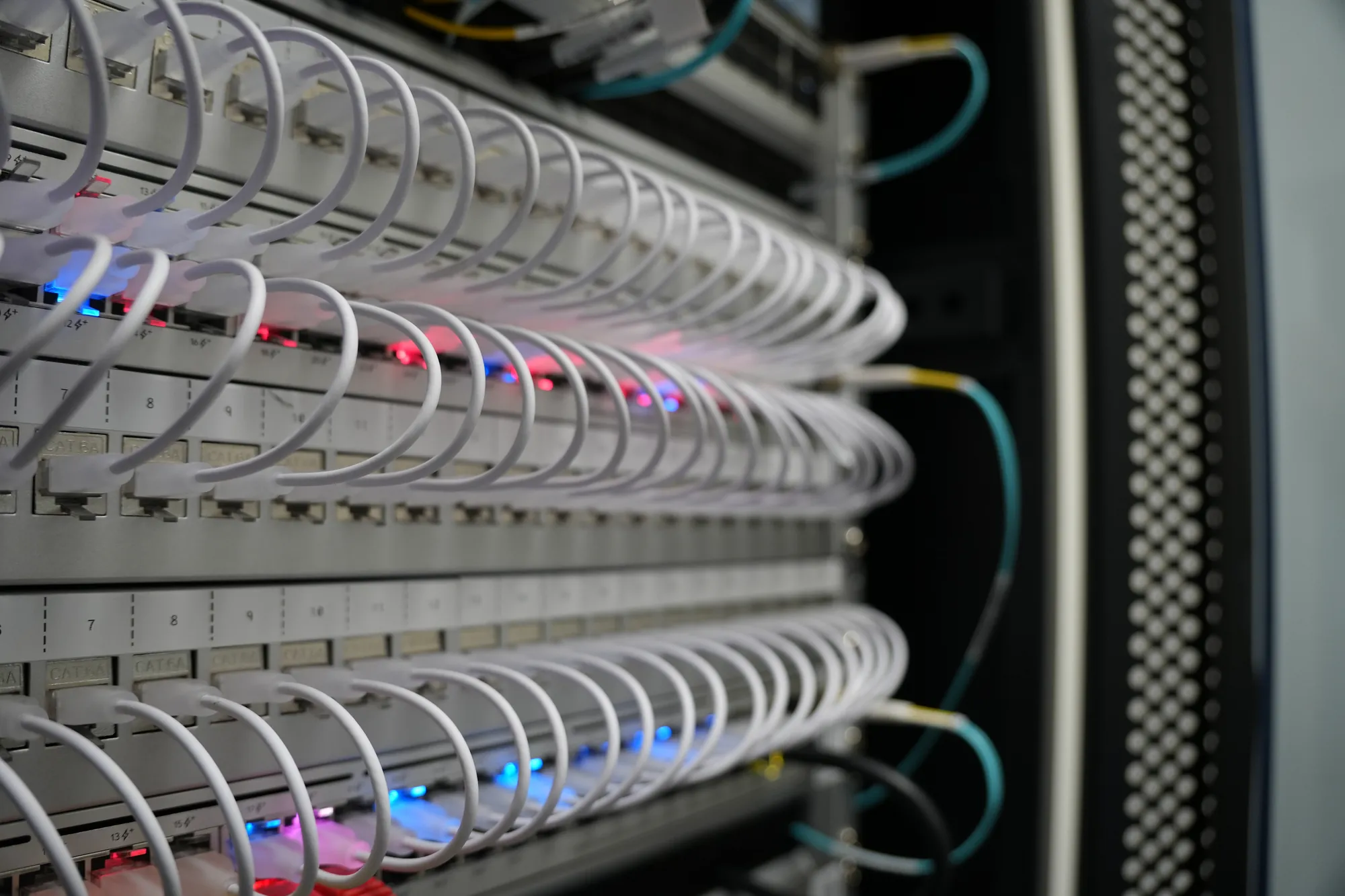 Geordende patchkabels tussen patchpanelen en switches bij AAQUA