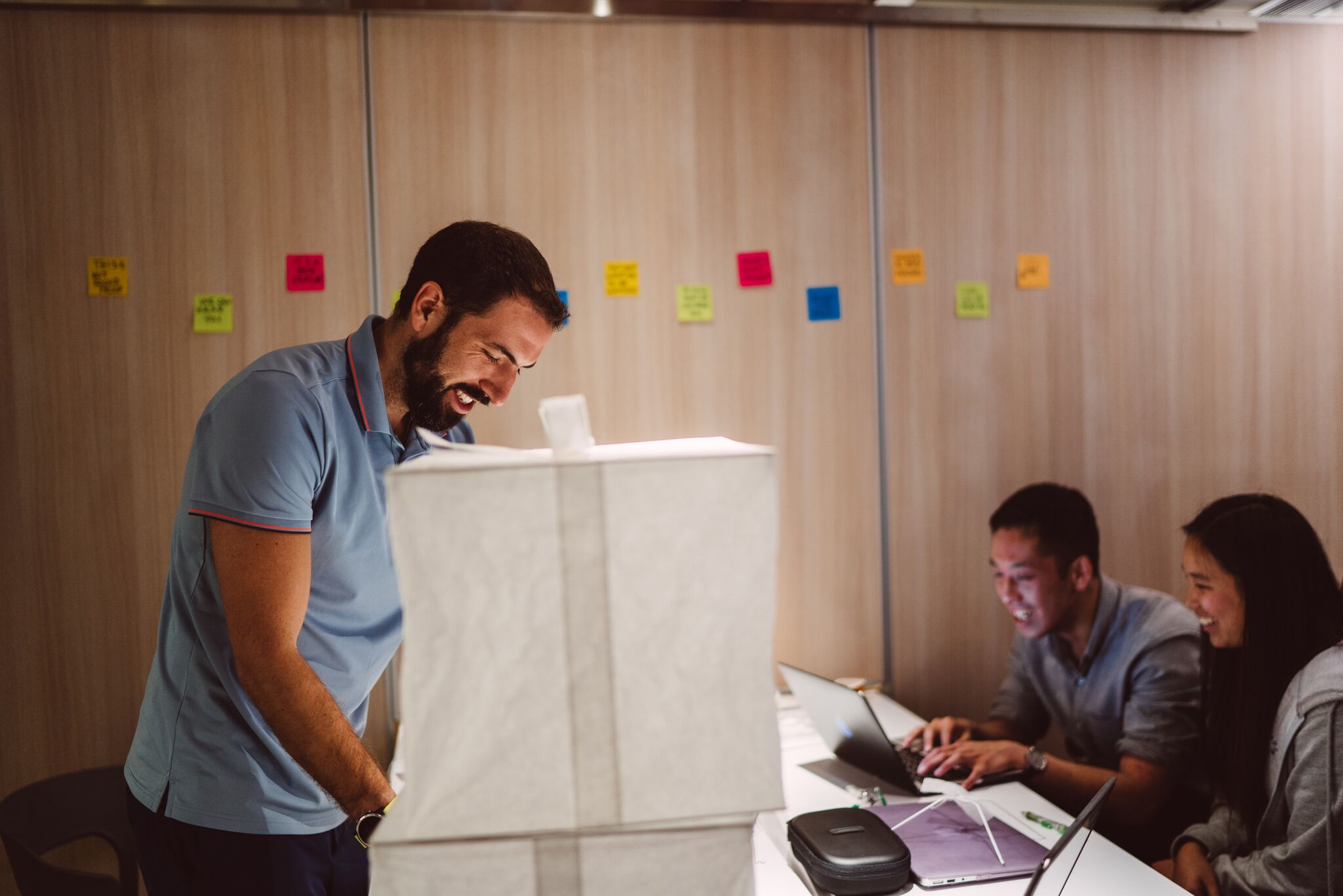 Visits by source breakdown showing a total of 29.4k visitors across various channels. Direct Source accounts for 1,067 visits with a 2.6% increase, Social Networks contribute 24,588 visits with a 4.1% increase, Email Outbound provides 794 visits with a 0.2% increase, Referrals generate 6,578 visits with a 0.7% increase, and Other sources contribute the largest amount with 79,458 visits, showing an 8.3% increase. Each source is represented with relevant icons and associated visitor data.