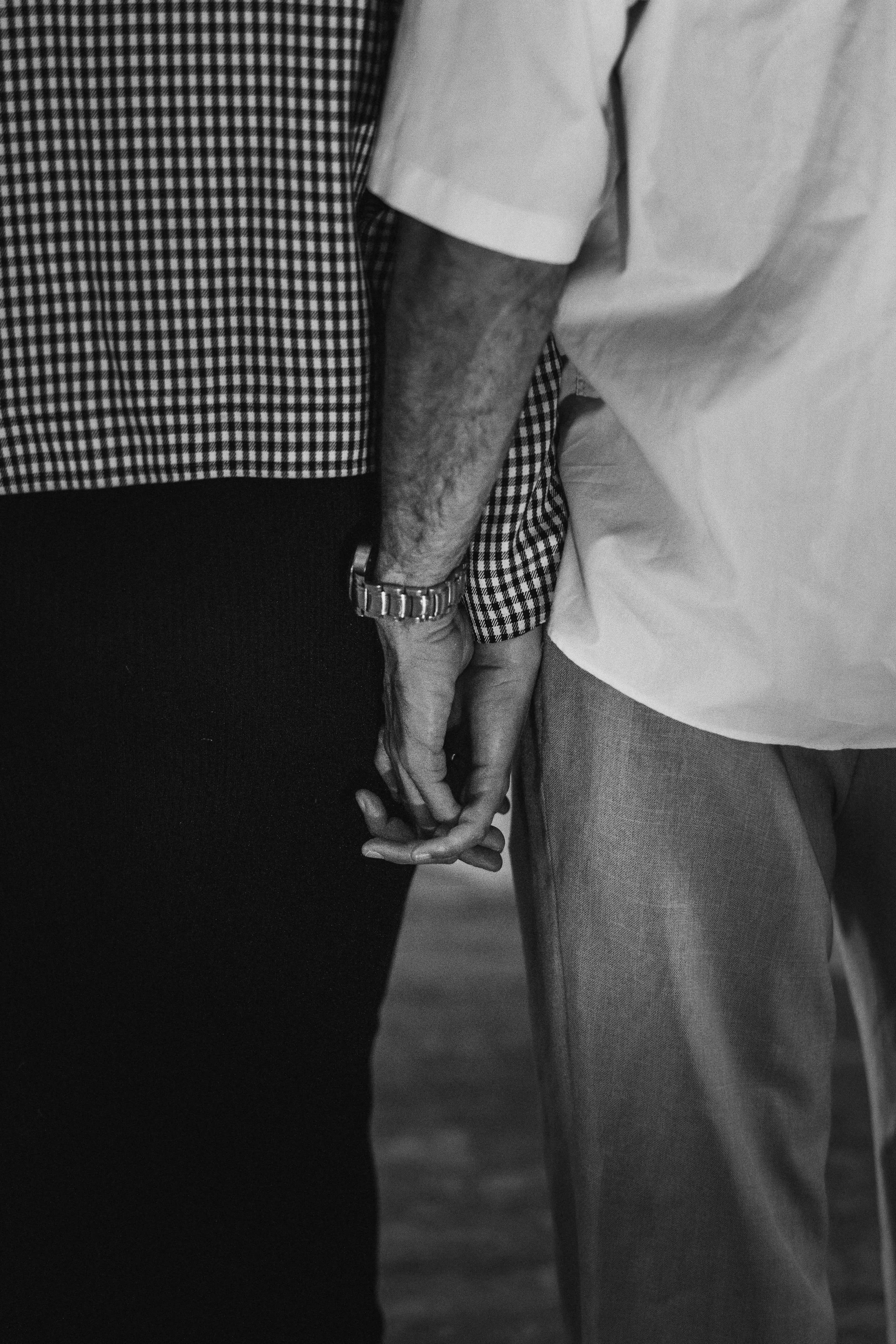 Dos personas entrelazando las manos