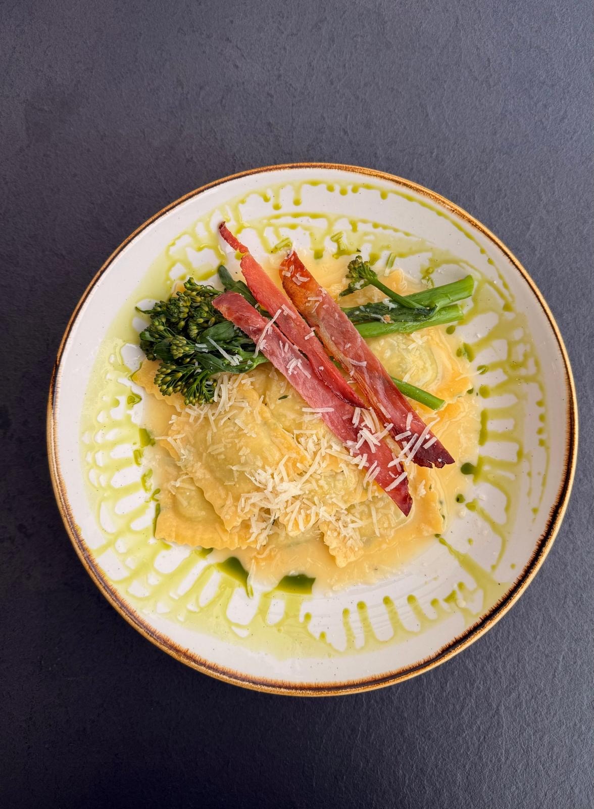 Spaghetti carbonara z pieczonym czoskiem