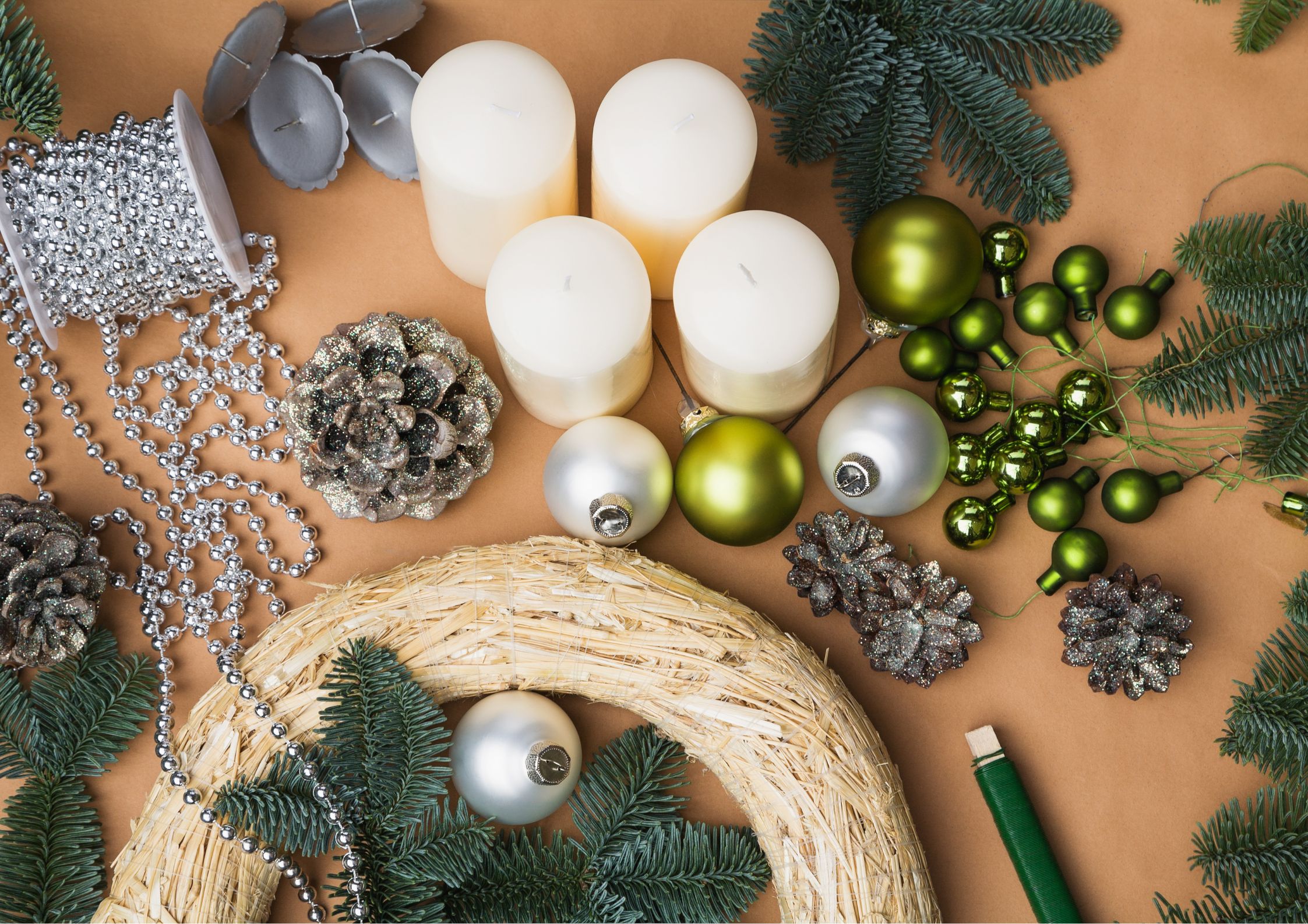 Decoración de adviento con elementos tradicionales