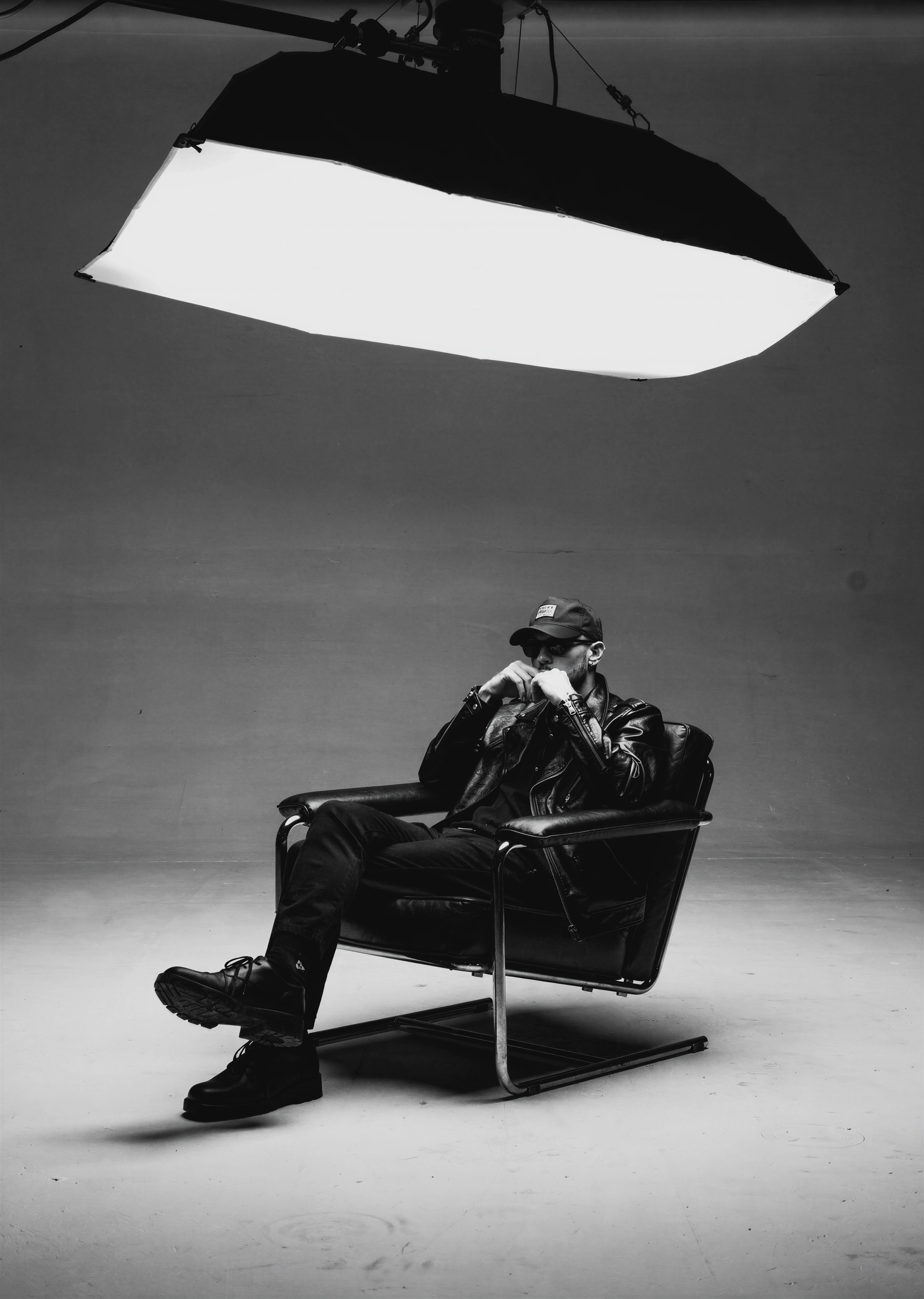 Création visuelle IA — Artist at the center, Magnetic Studio IA 2026