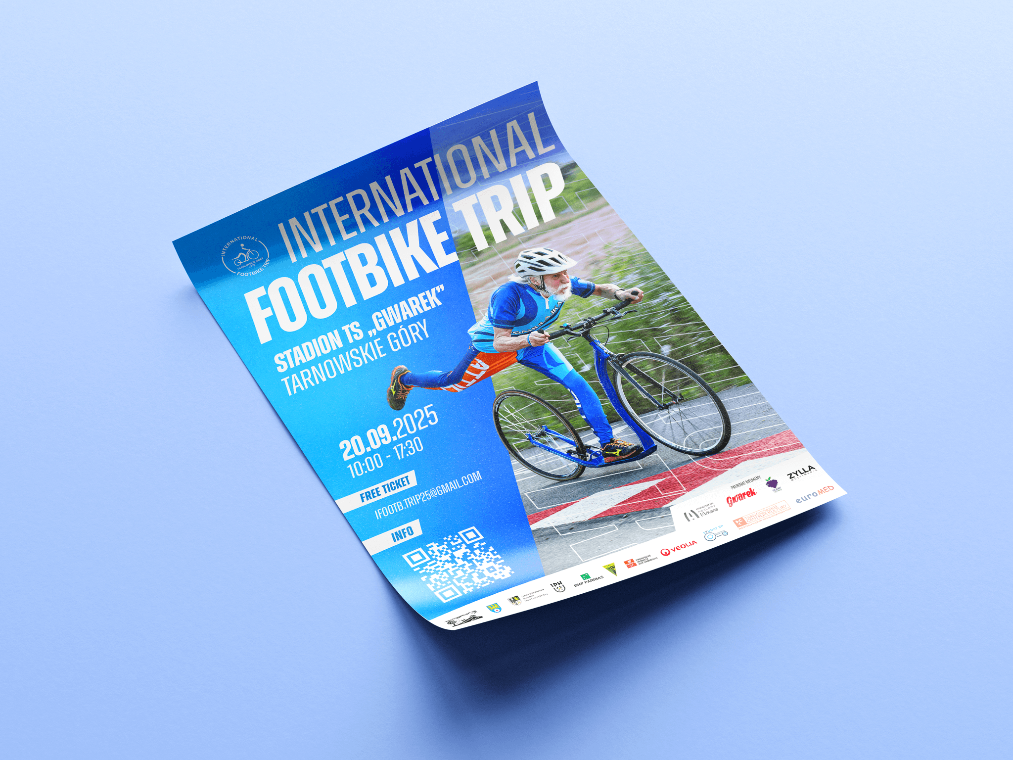 Plakat przedstawiający starszego mężczyznę jadącego na megahulajce z napisem Internationa Footbike Trip
