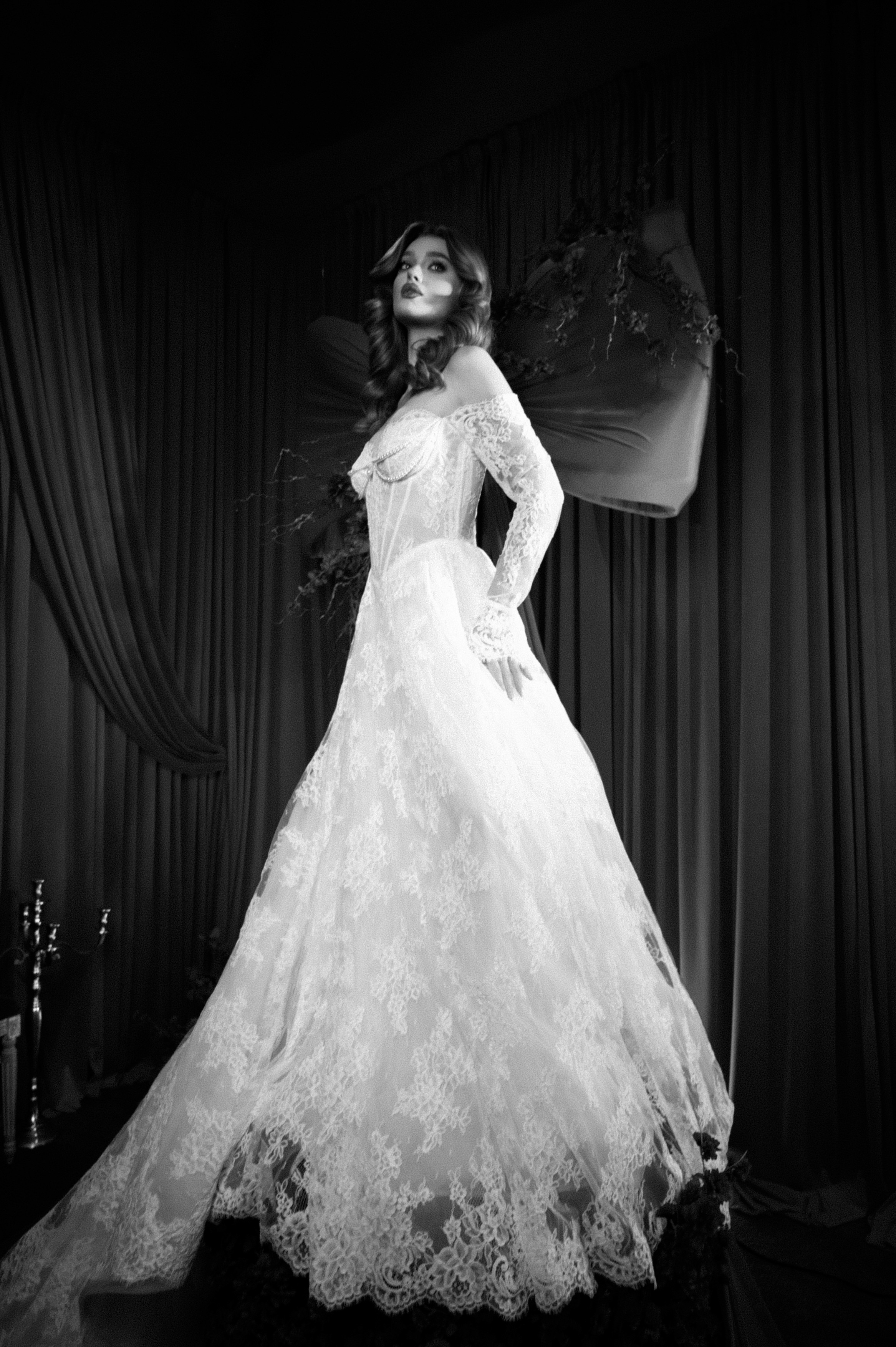 Portret alb-negru cu rochia de mireasă și lumină cinematică, fotografie editorială de nuntă în București