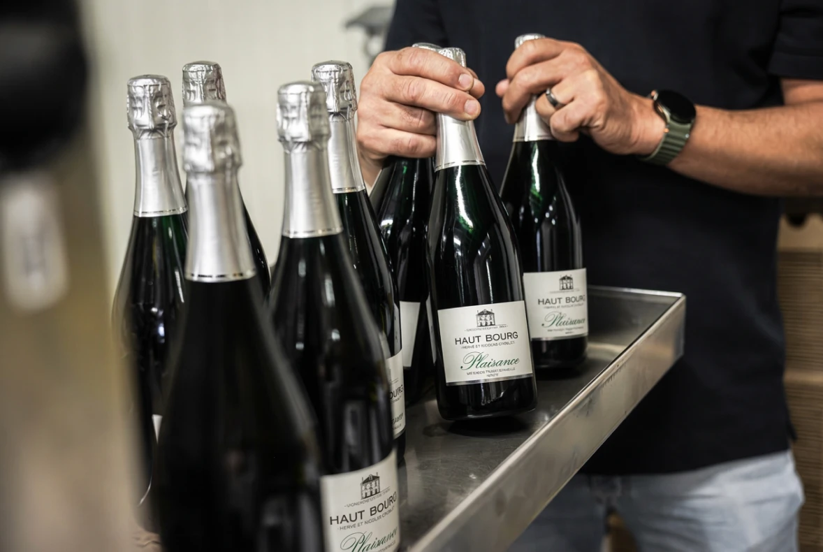 Bouteilles, carafe et verres de vin sur un fût de chêne