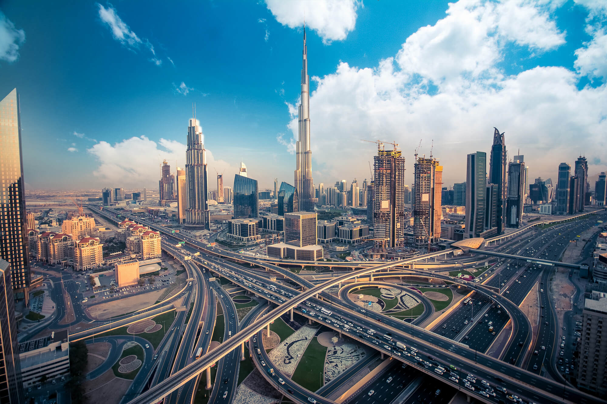 Vista panorámica del skyline de Dubái con el Burj Khalifa y un complejo entramado de autopistas urbanas