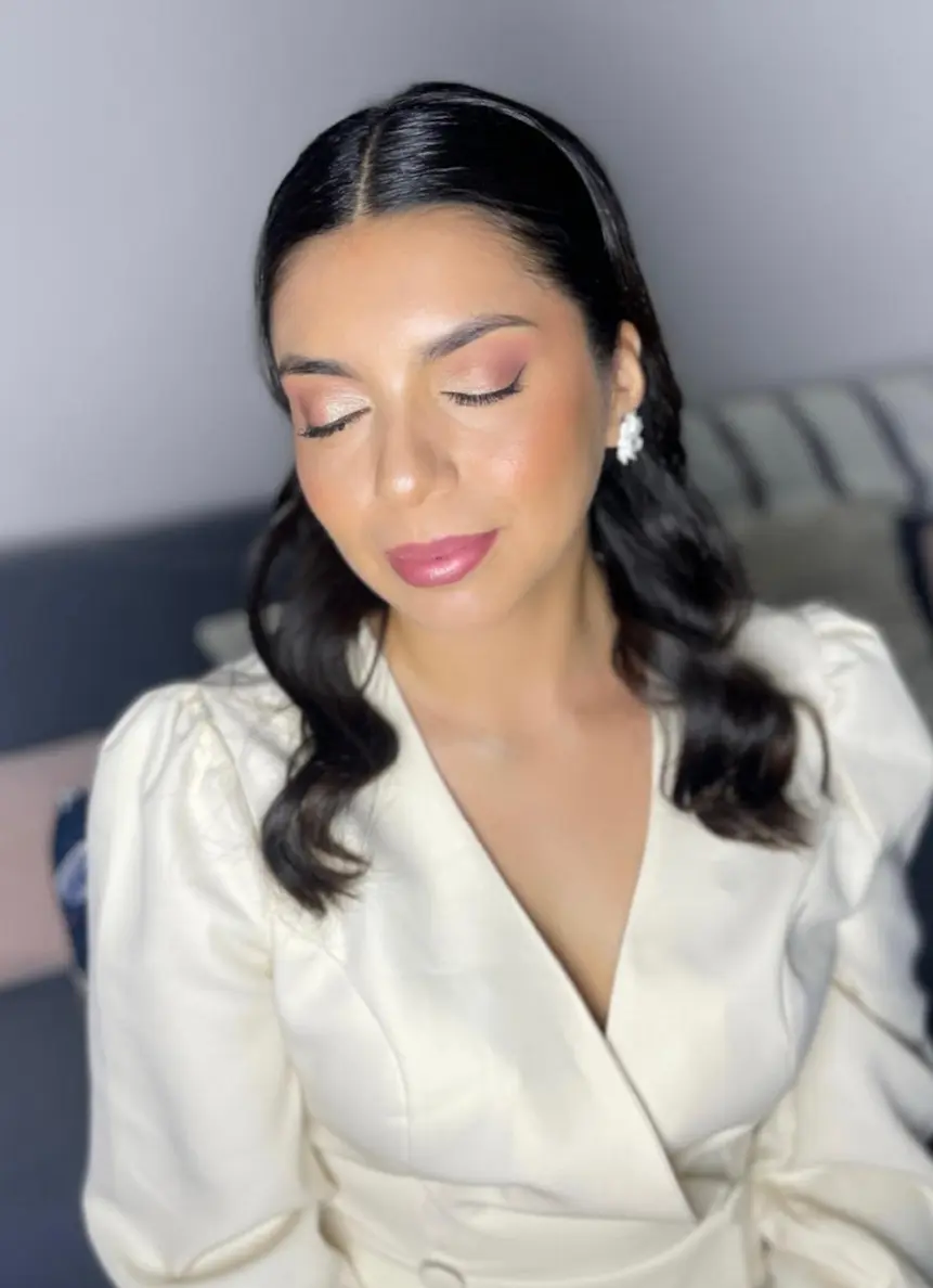 Maquillaje de novia natural con peinado simple para boda