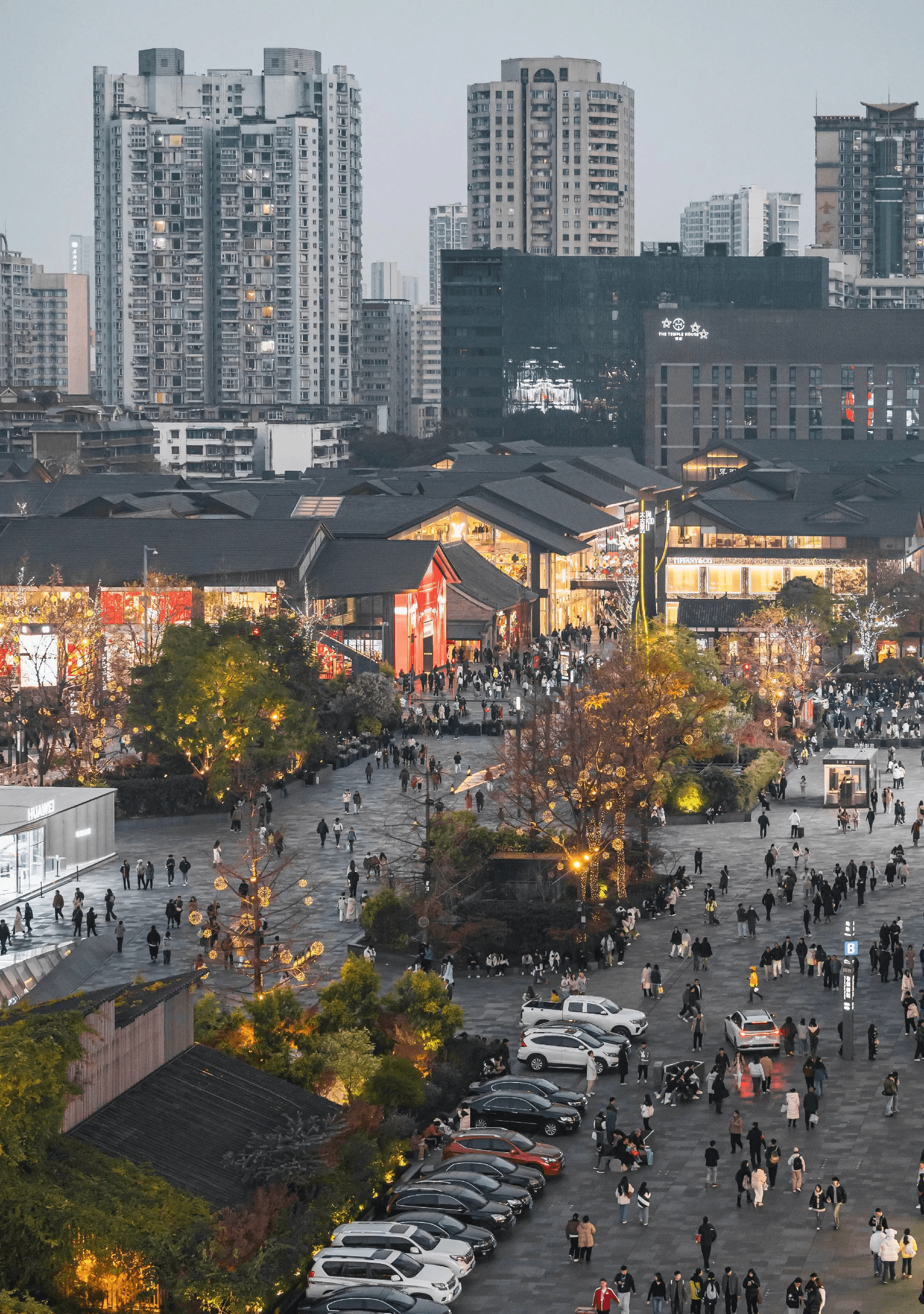 Night view of Taikoo Li commercial district in Chengdu Chunxi Road area