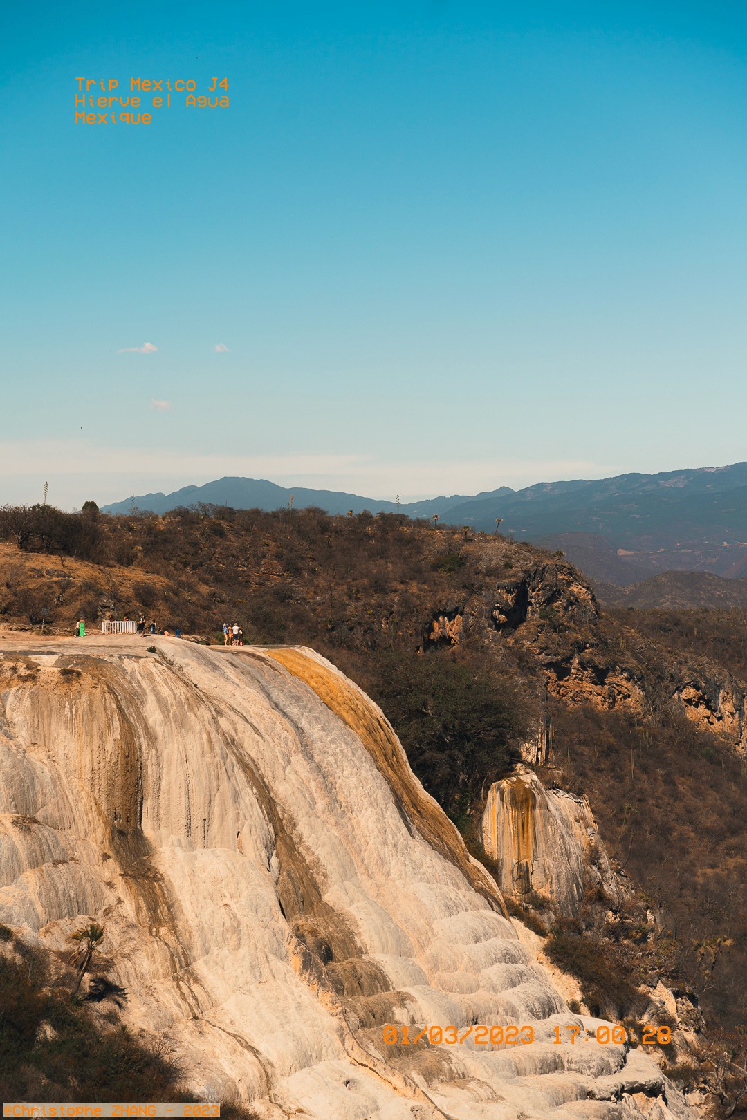 Les cascades pétrifiées de Hierve el Agua sous un ciel dégagé, Mexique.