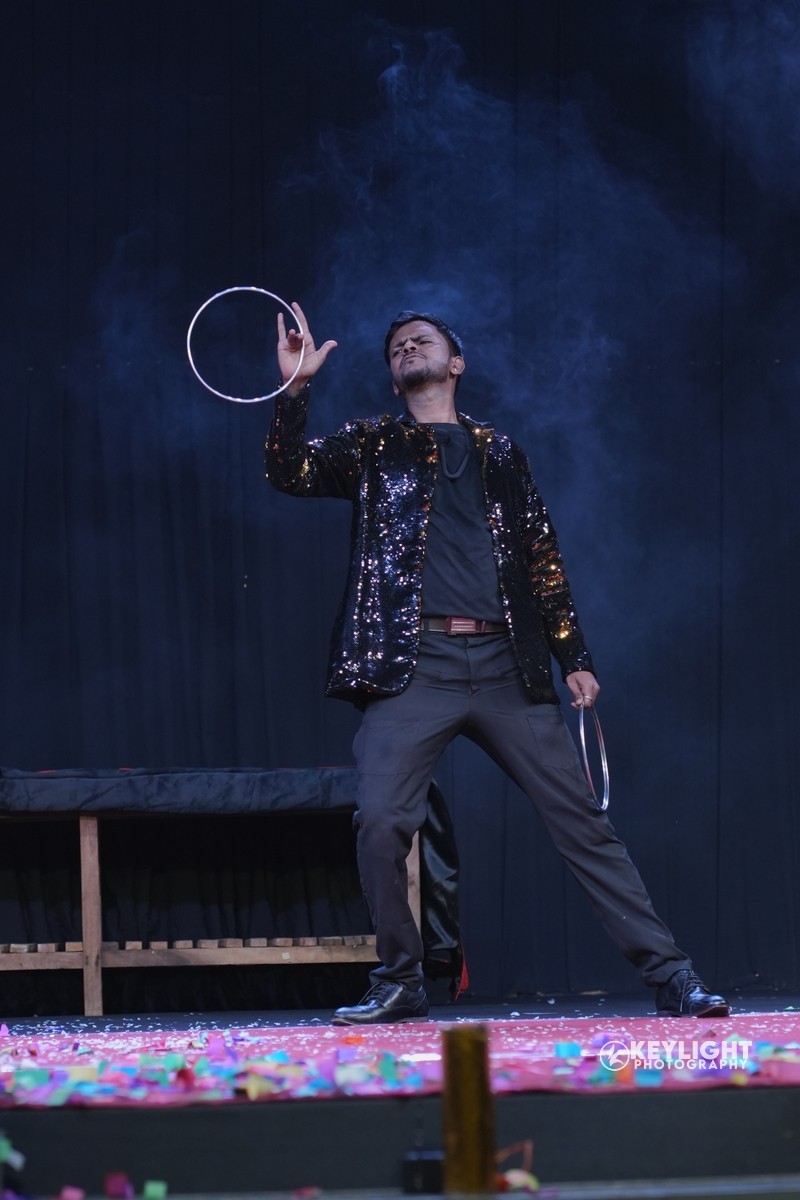 Magician Vicky Krish performing Corporate Magic on Stage