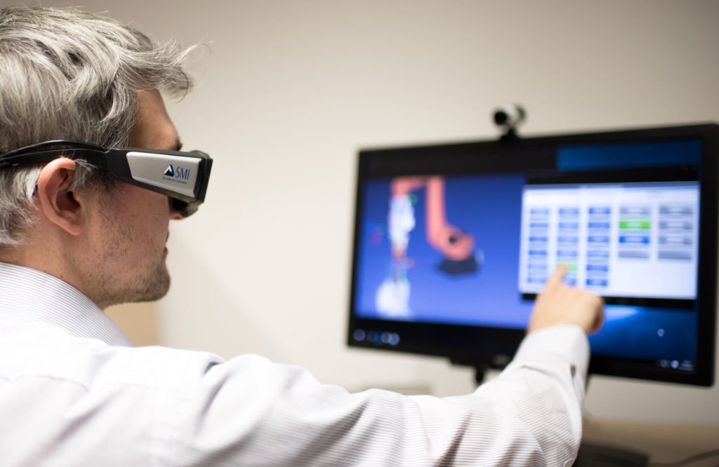 Robert Tscharn von fünfpunktnull testet Eyetracking Studie