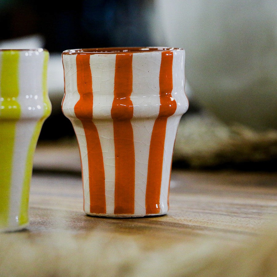 Tasse artisanale en céramique à rayures oranges