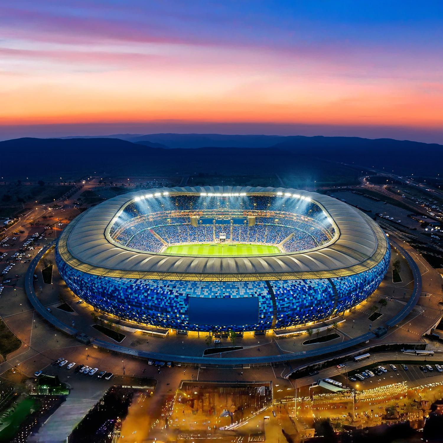Sponsor görünürlüğünün öne çıktığı büyük ölçekli futbol stadyumunda gece maçı atmosferi