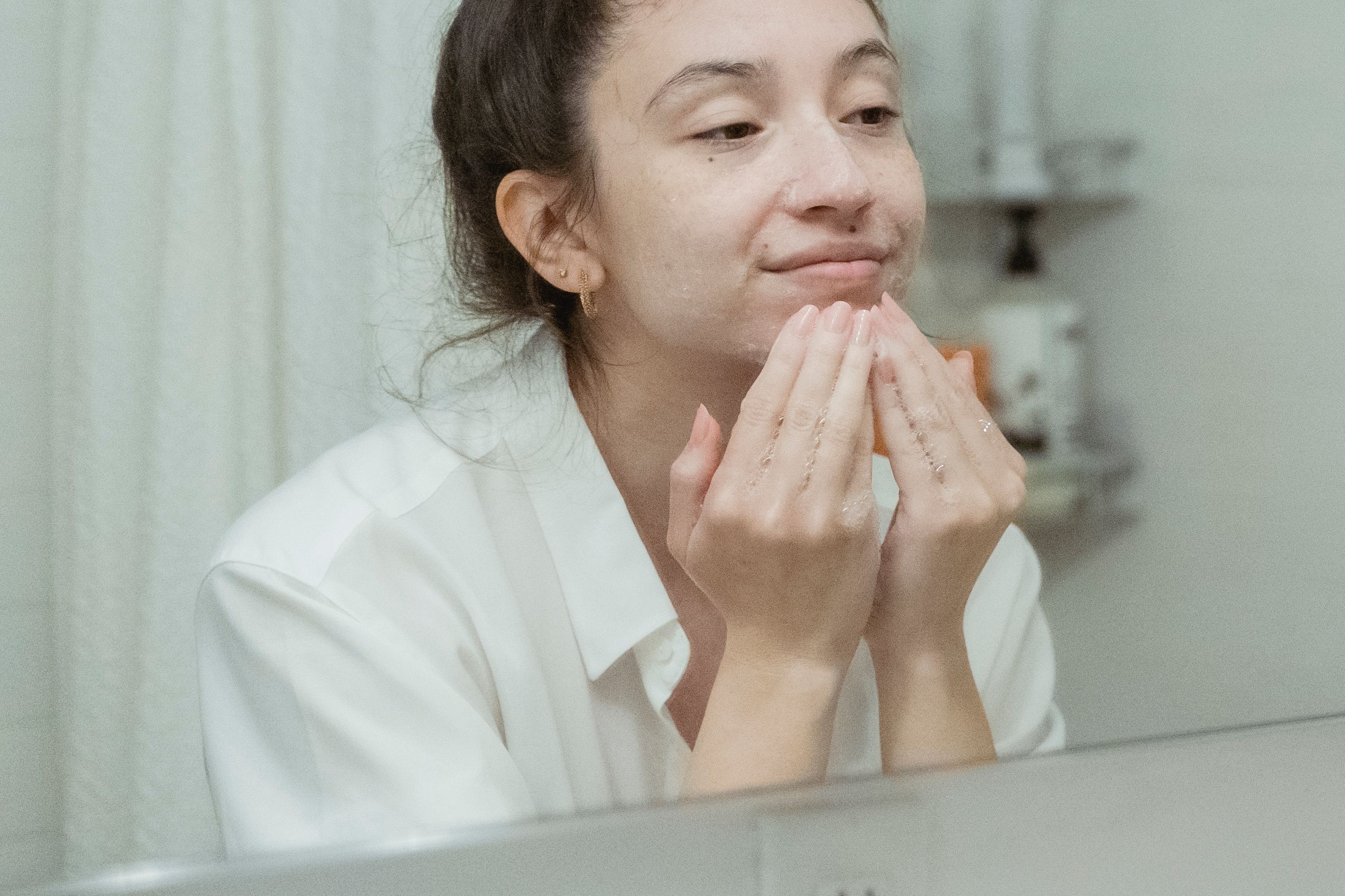 woman doing her skincare