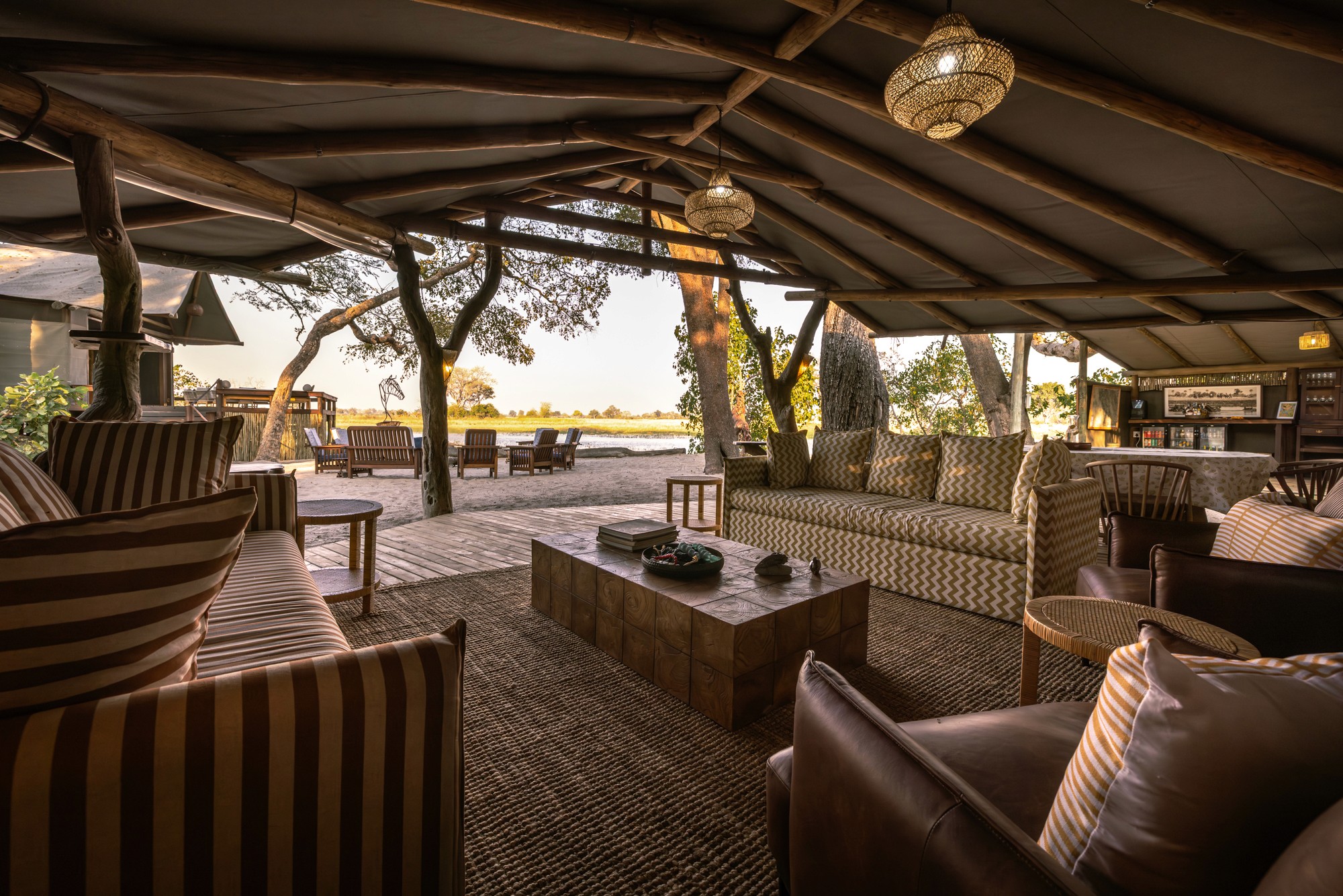 Kujwana Delta Ride, Okavango Delta, Botswana. Lounge area med bekväma soffor och stolar i lyxigt camp mitt i Okavangos vildmark.