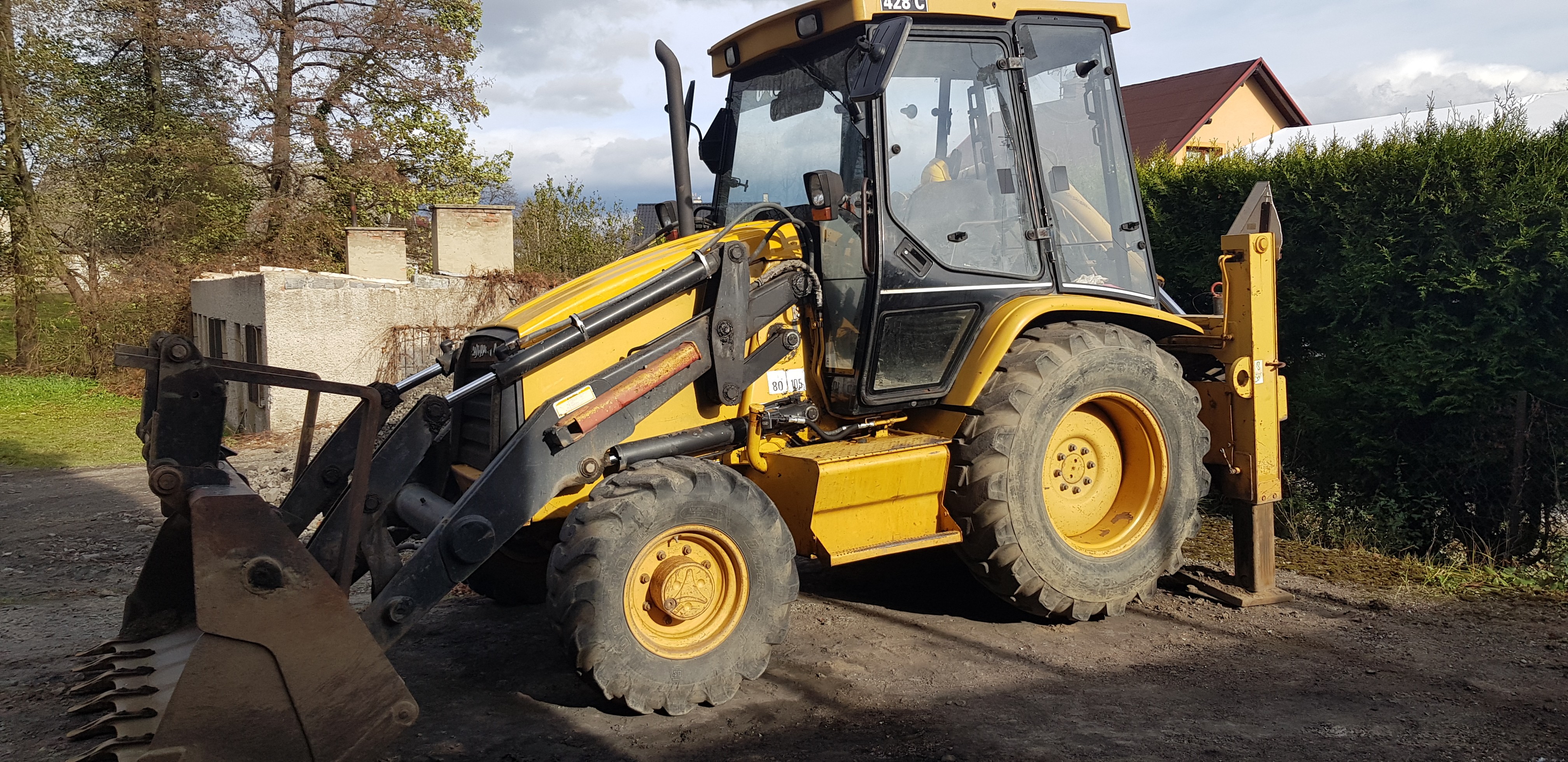 Pojazdy wykorzystywane do kursów prawa jazdy w CKZ Cypcer, zapewniające pełne bezpieczeństwo i komfort.