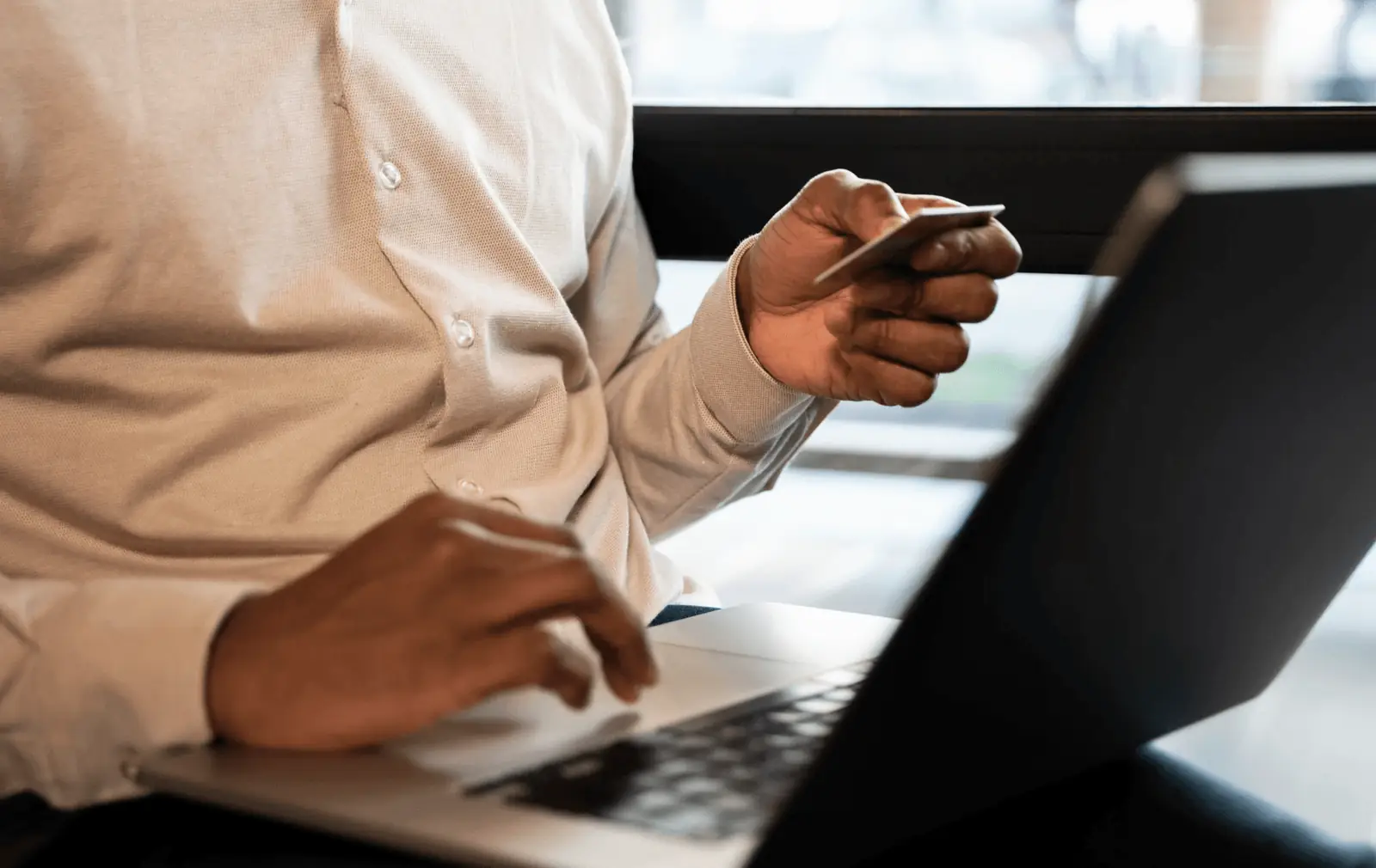 Pessoa digitando em notebook e cadastrando cartão