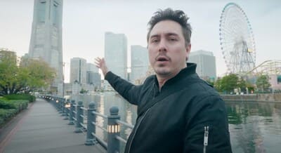 街を紹介するクリス