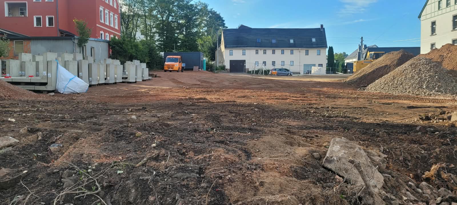 Ankunft der Stützmauerelemente auf dem Bauplatz