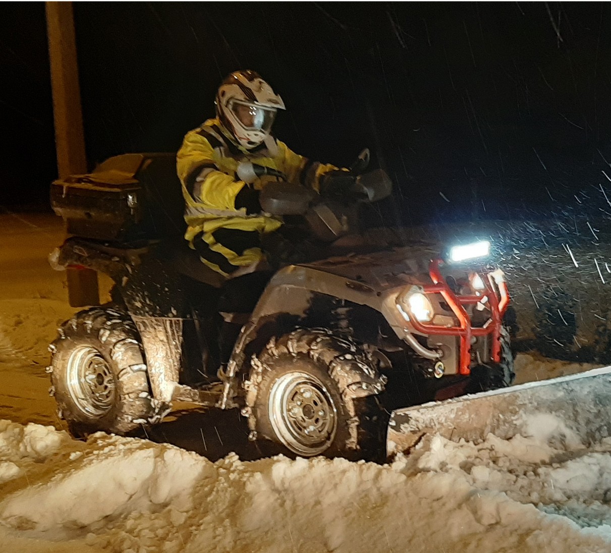 Nocne odśnieżanie chodników