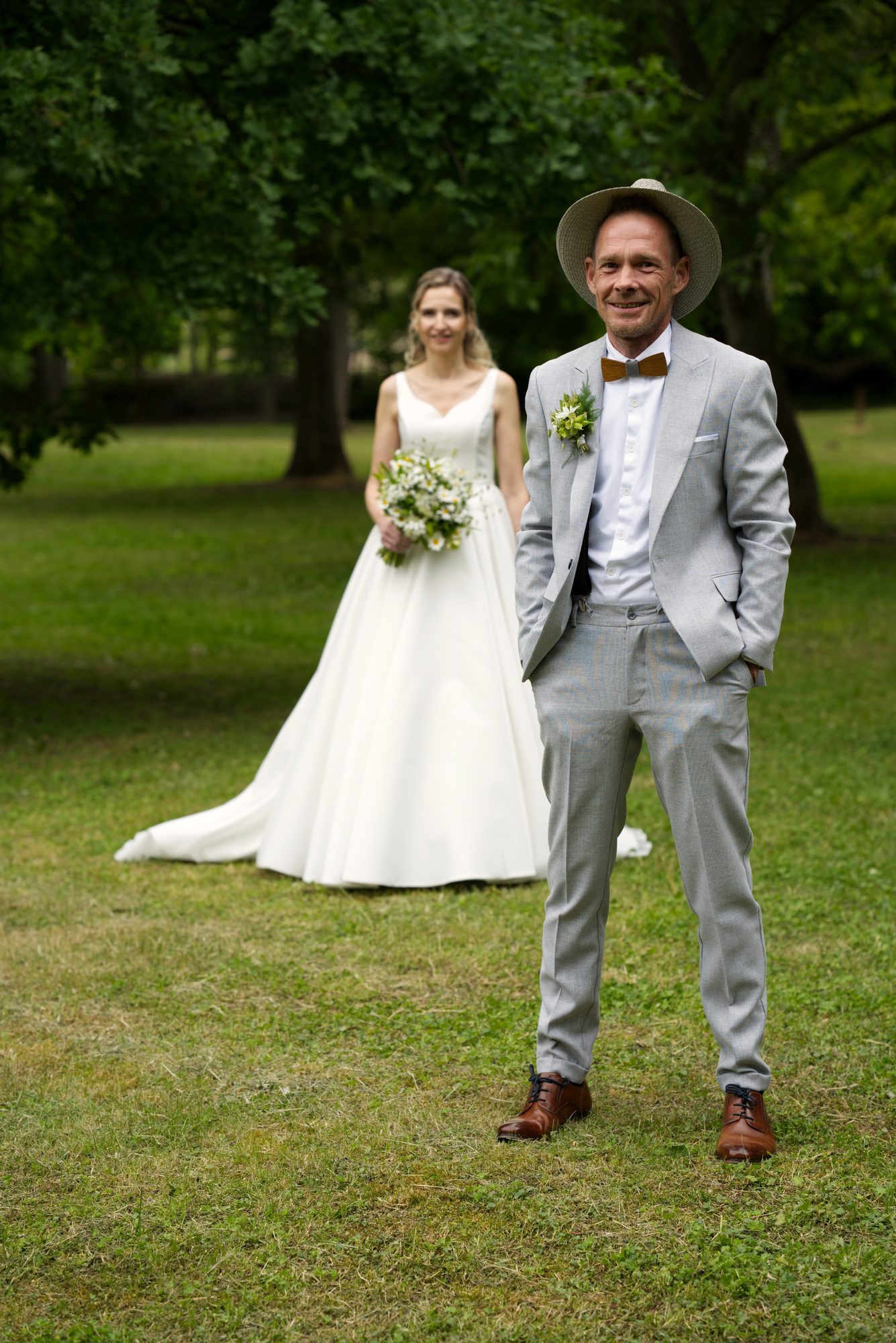 Svatební fotografie v přírodě - novomanželé před obřadem