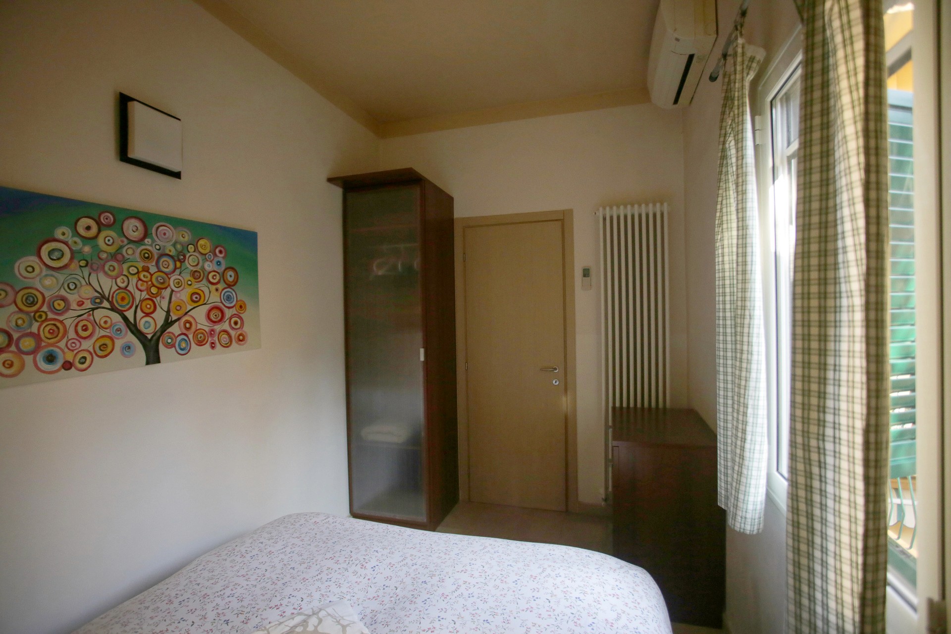 Immagine della camera da letto al piano di sotto con armadio