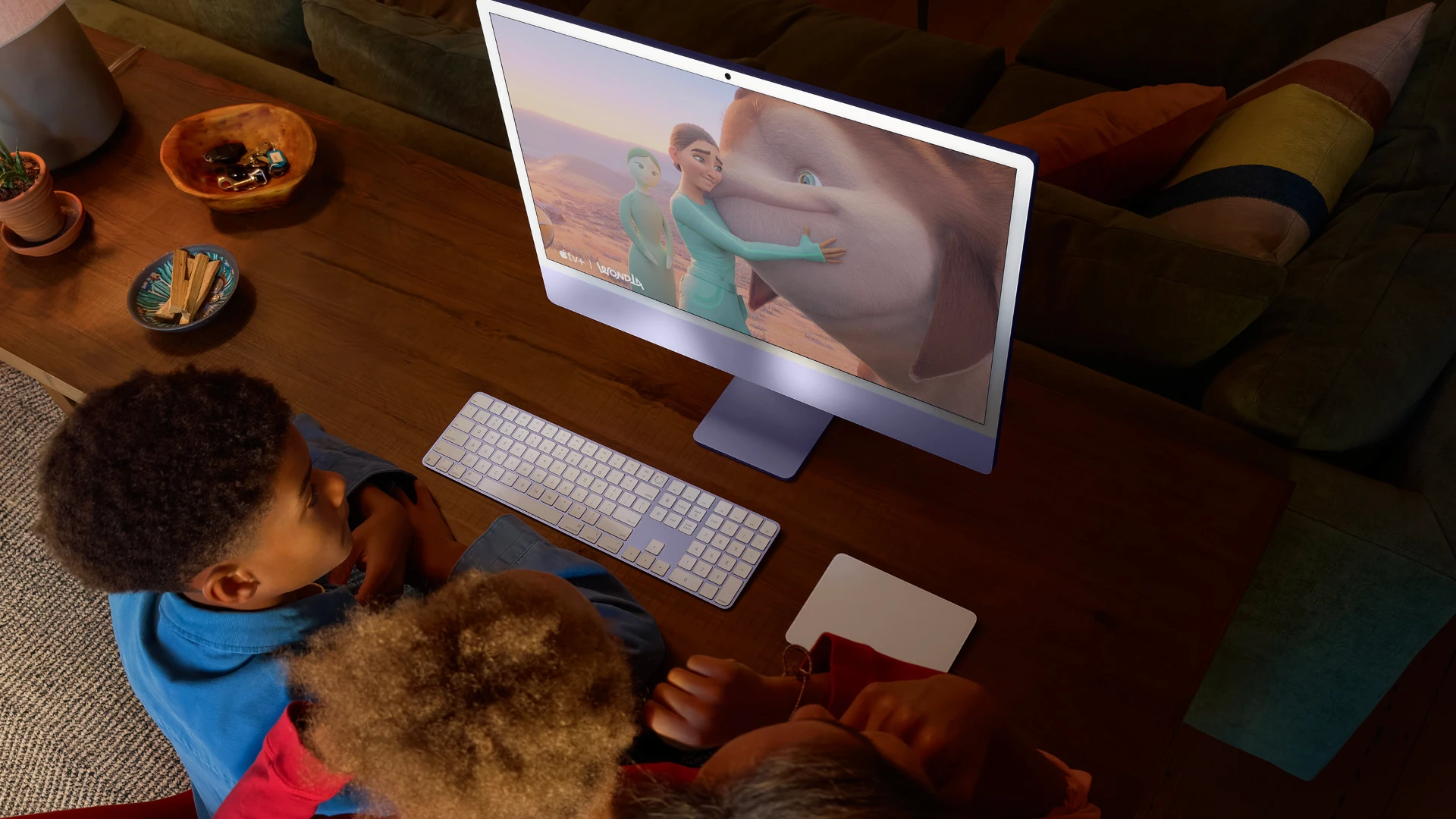 iMac M4 24 pulgadas niños viendo pelicula