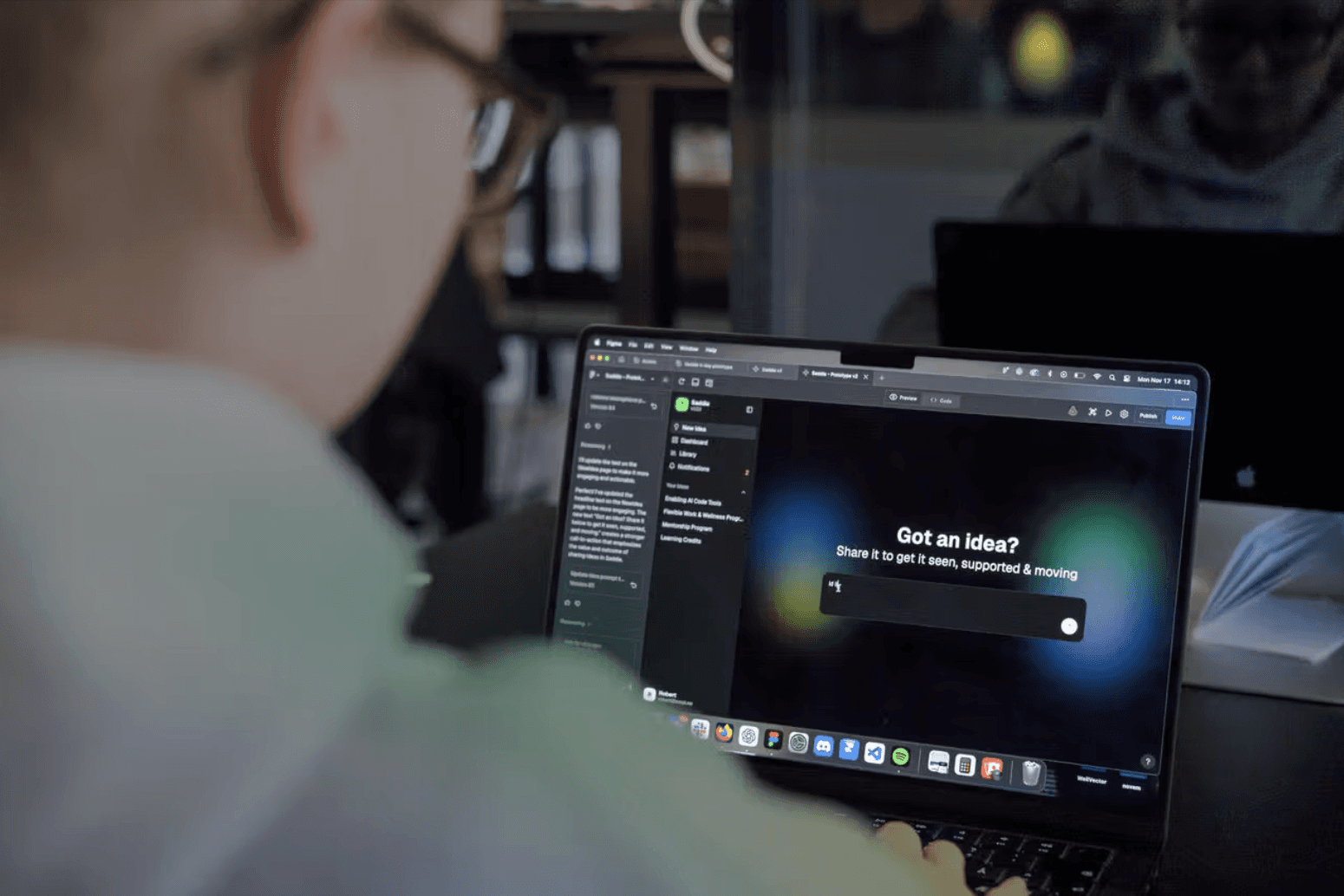 User checking out Saddle on his laptop