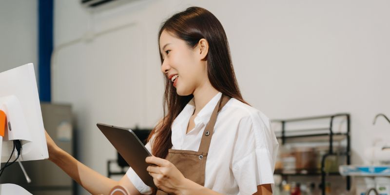 Pemilik bisnes F&B menggunakan sistem POS dan iPad
