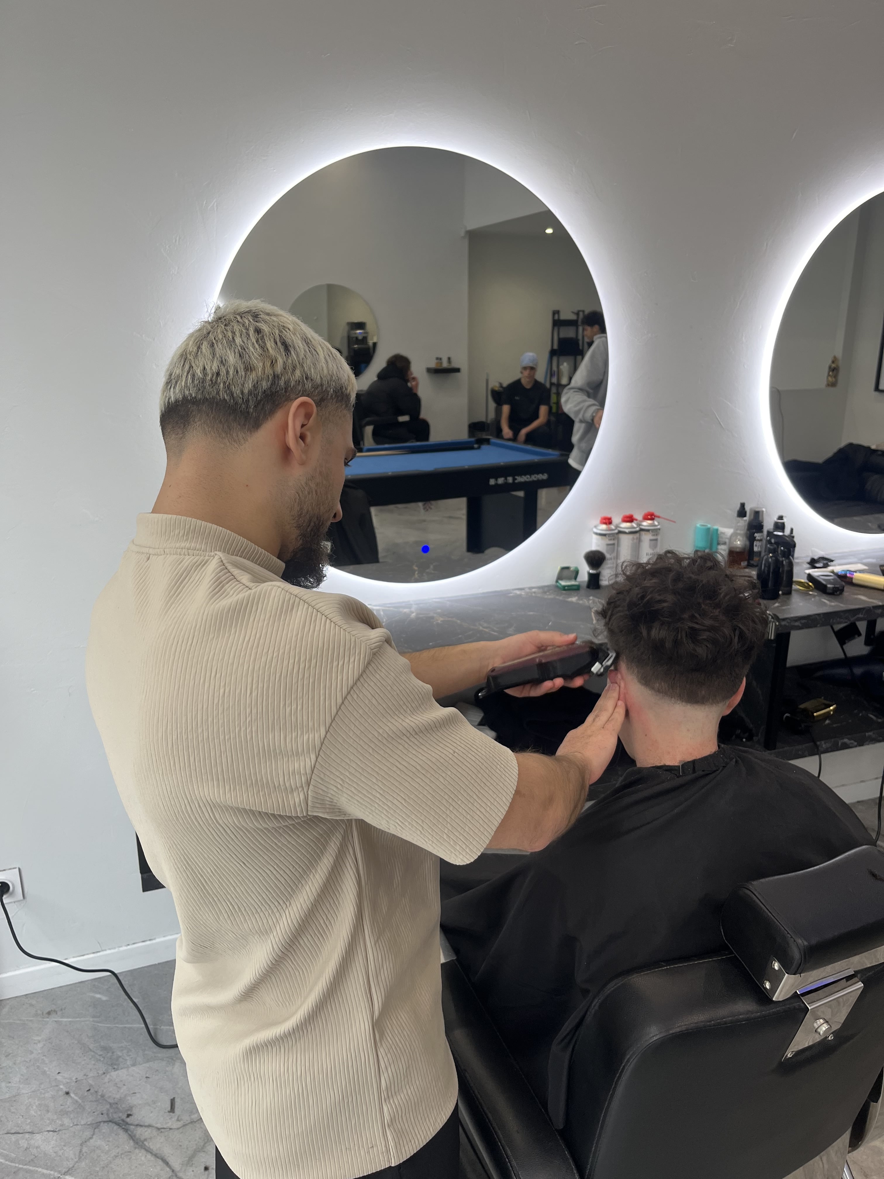 Photo d'un coiffeur du barber club grenoble