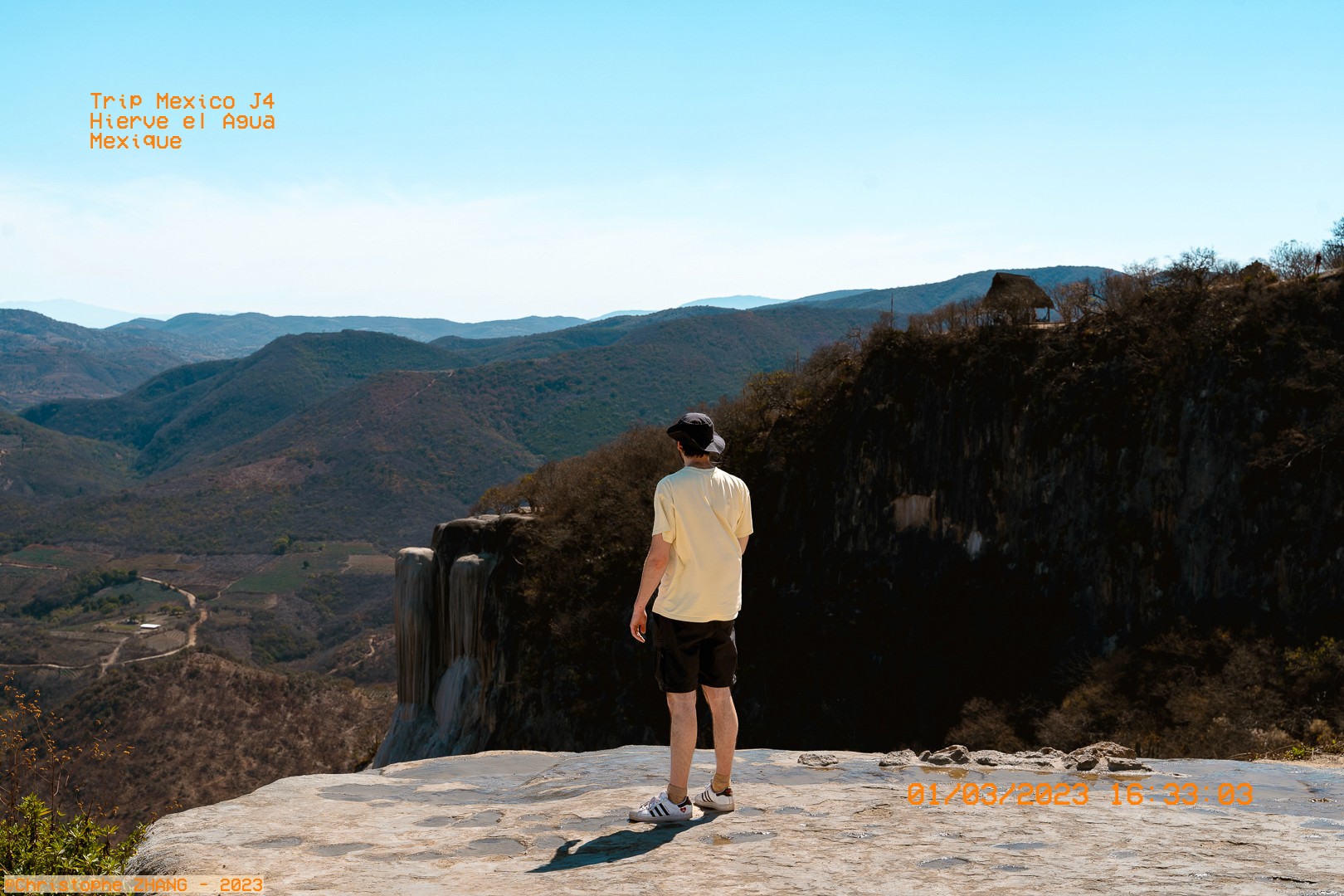 Homme observant les montagnes depuis les falaises de Hierve el Agua, Mexique.