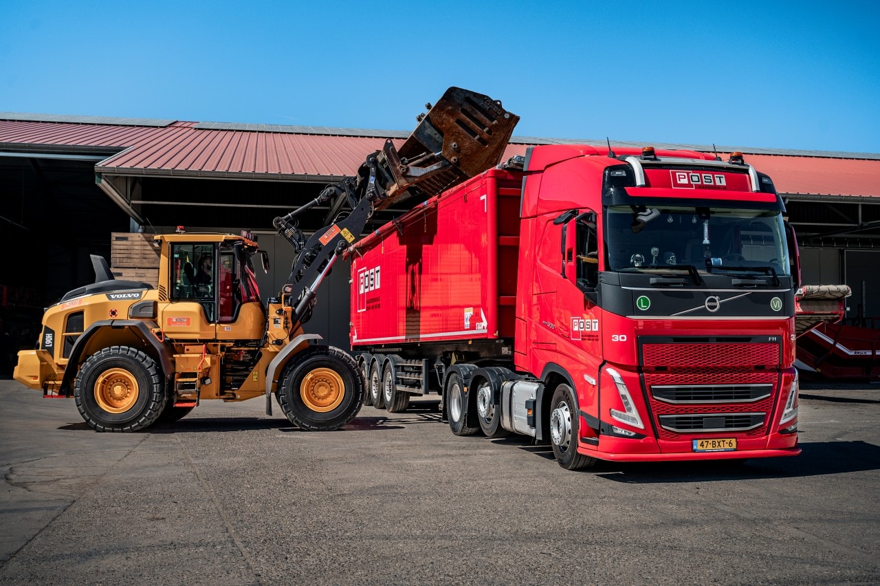 Agrarisch transport in rode volvo van post handel en transport