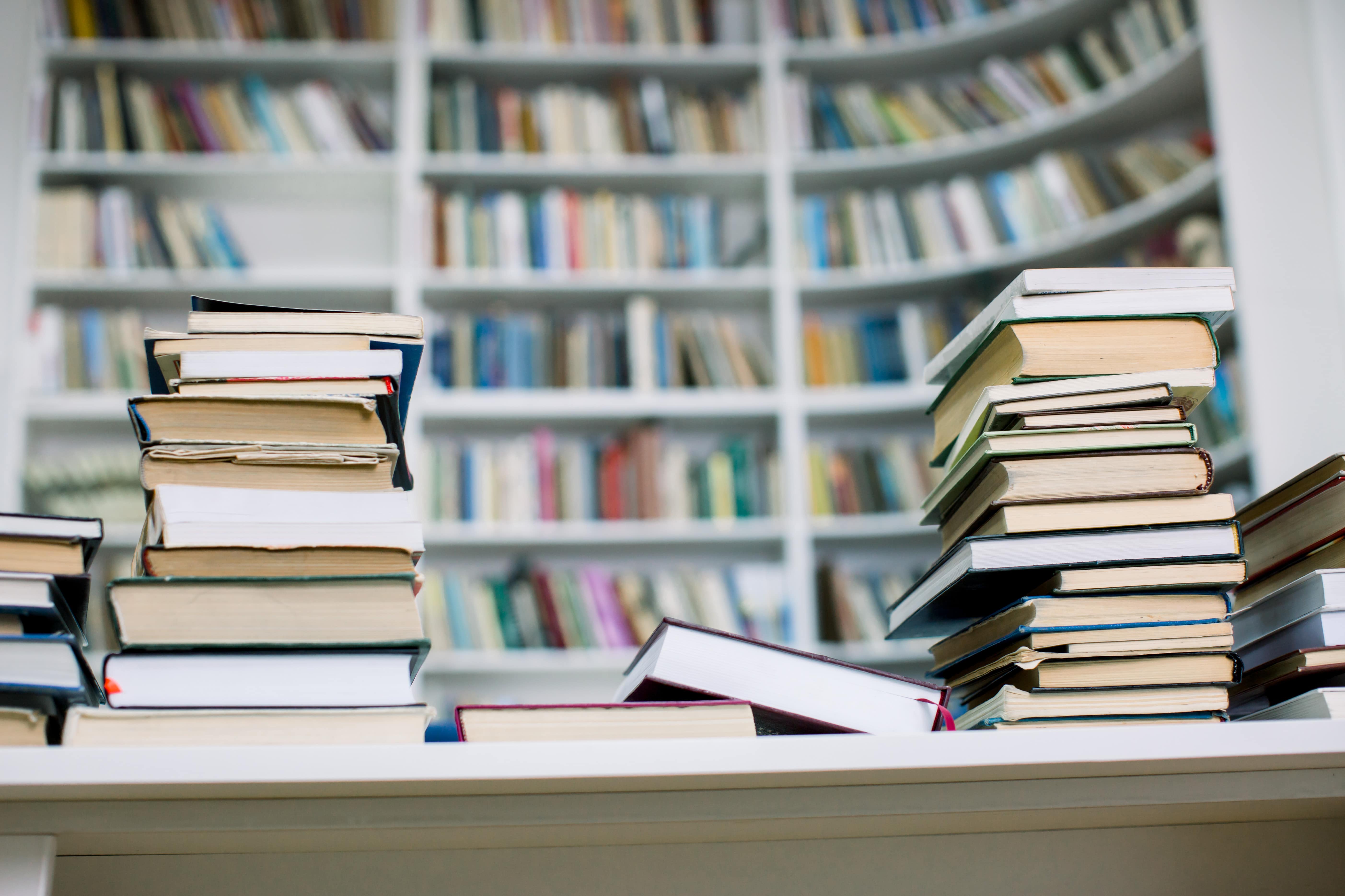 Bücher auf einem Schreibtisch
