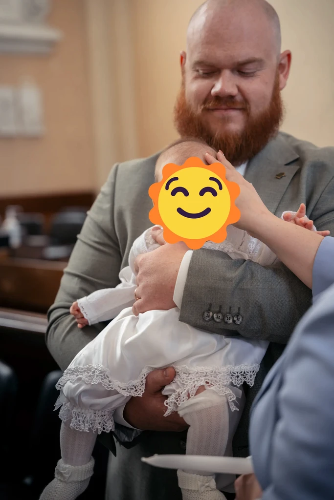 krikštynų šventės akimirka su krikšto tėčiu