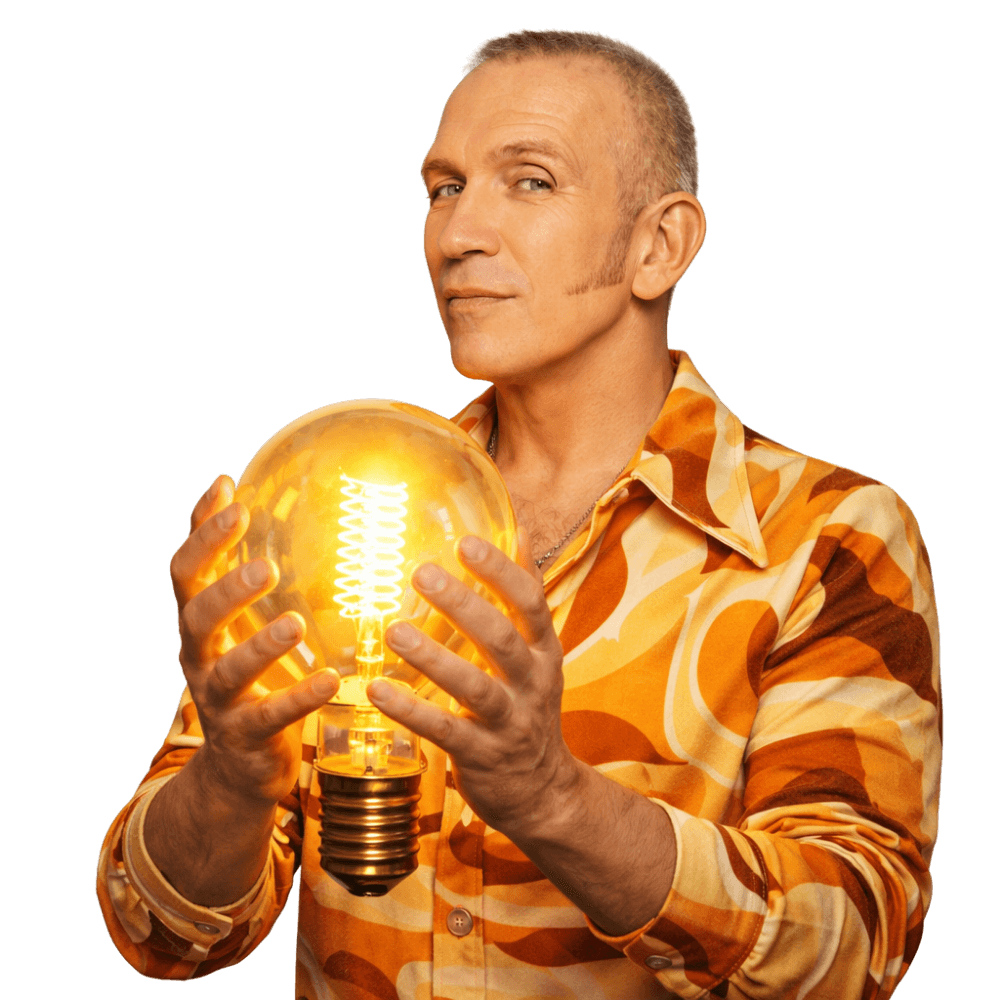 Jean-Paul tient une grosse ampoule allumée - La Jeance Team Building