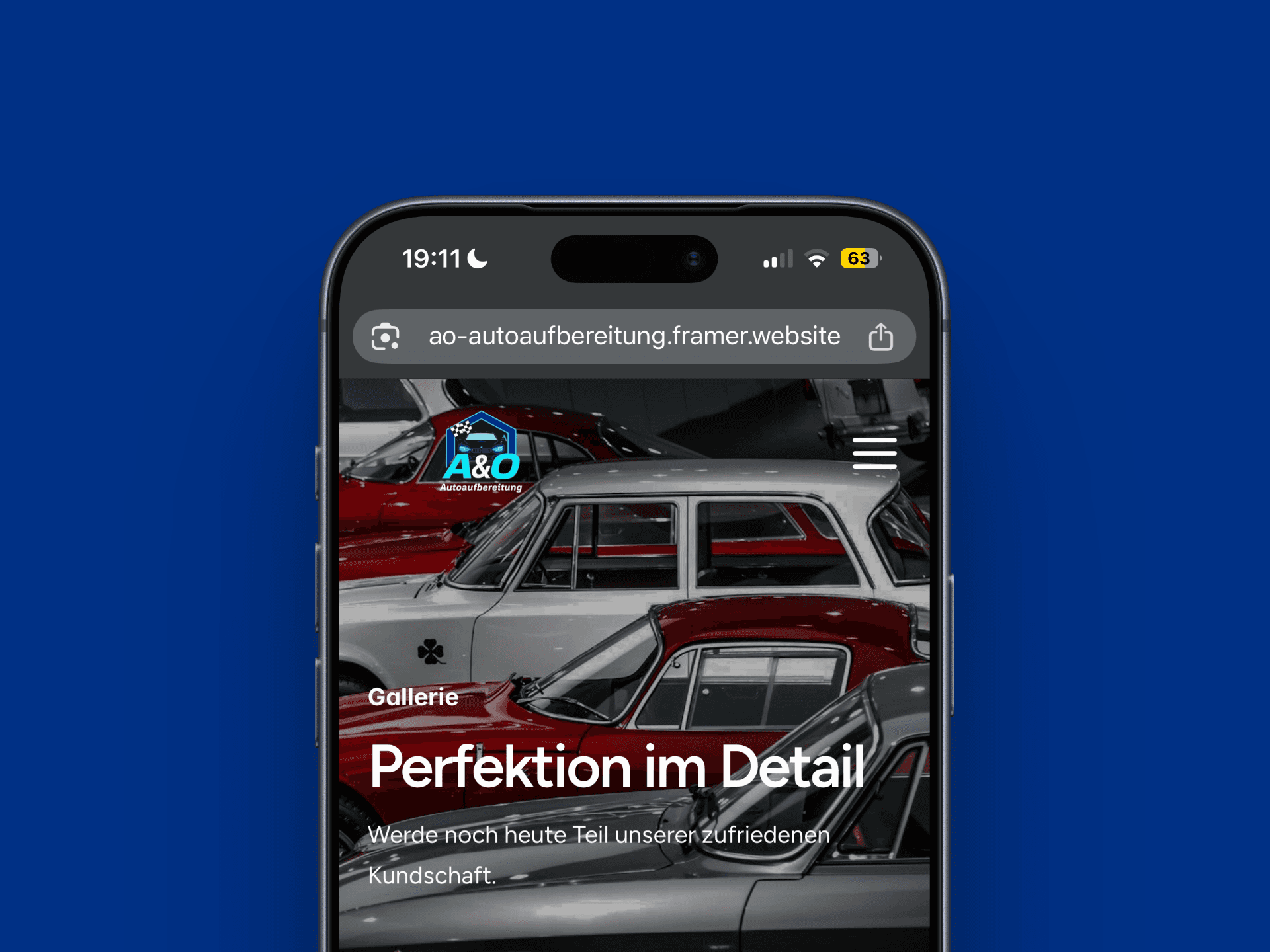 Dieses Bild zeigt den Hero der Startseite mit dem Claim „Dein Haar. Dein Stil. Dein Szenhaario.“ und einer kurzen Einleitung zum Angebot des Salons. Darunter sind drei große Vorher‑/Nachher‑ähnliche Hairstyling‑Fotos angeordnet, während oben der Call‑to‑Action „Jetzt Termin buchen“ mit der Telefonnummer hervorgehoben ist, um sofortige Kontaktaufnahme per Anruf zu fördern.