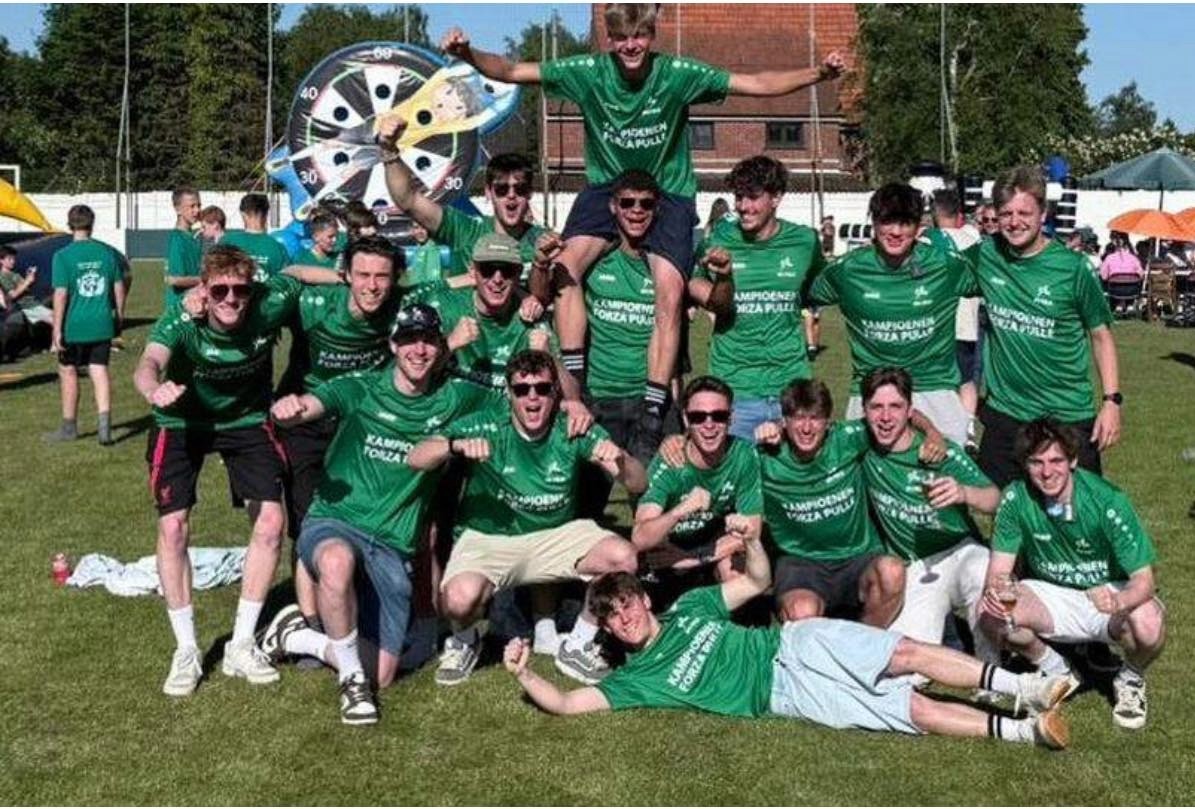 Vrijwilligers en spelers op een clubactiviteit van KFC Pulle